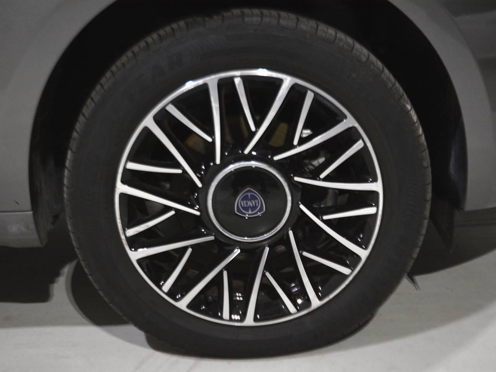 17 - Lancia Ypsilon 1.0 firefly hybrid 70cv platino s&s