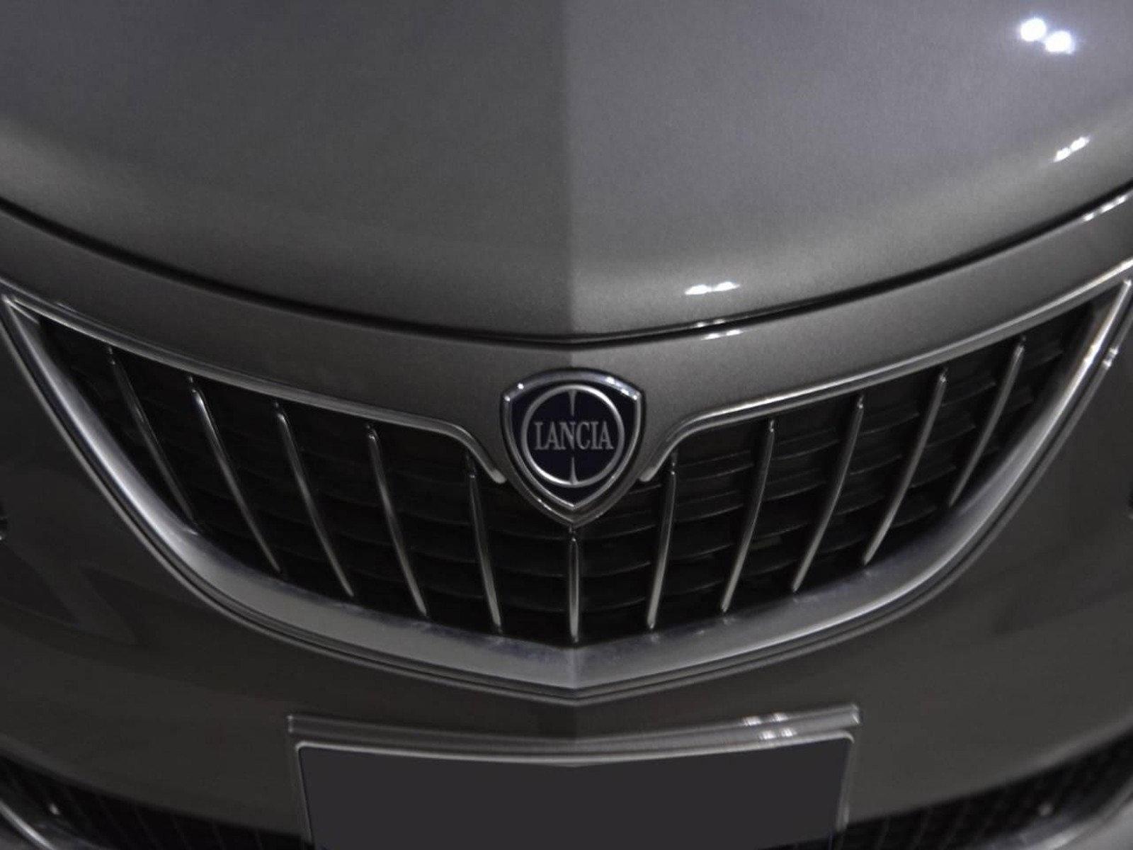 21 - Lancia Ypsilon 1.0 firefly hybrid 70cv platino s&s