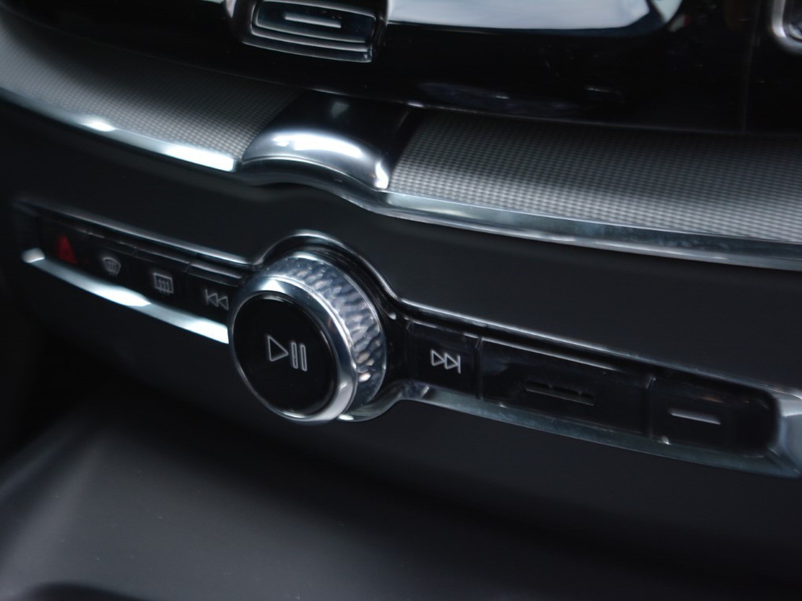 11 - Volvo XC60 2.0 t6 plug-in hybrid plus dark awd automatico