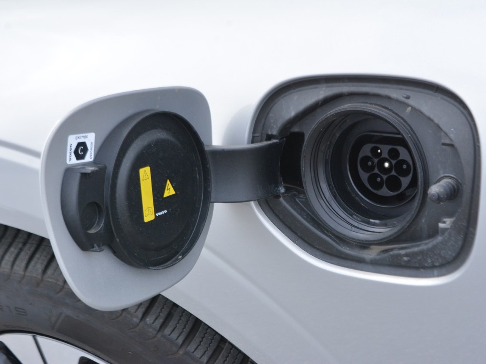 16 - Volvo XC60 2.0 t6 plug-in hybrid plus dark awd automatico