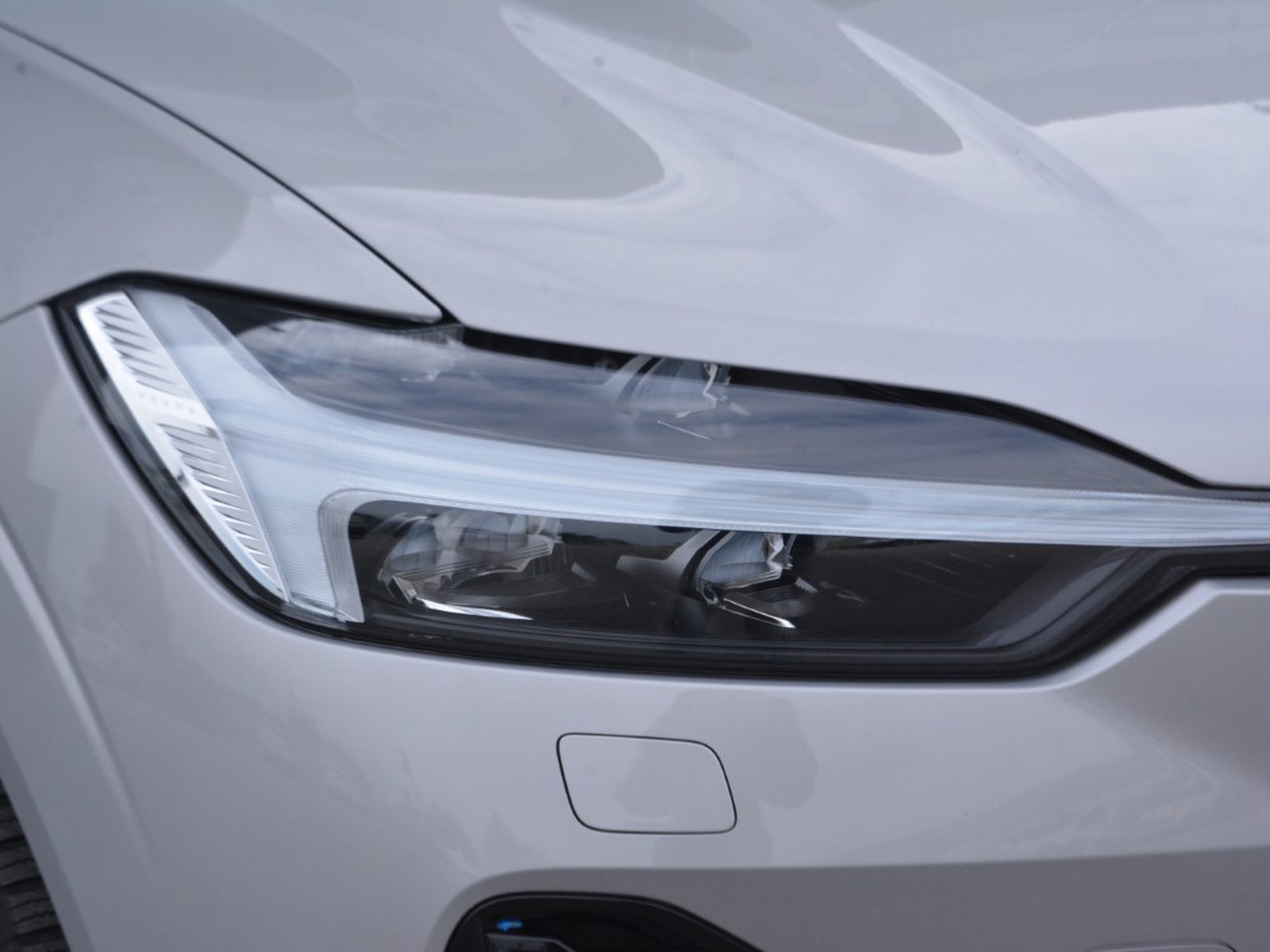22 - Volvo XC60 2.0 t6 plug-in hybrid plus dark awd automatico