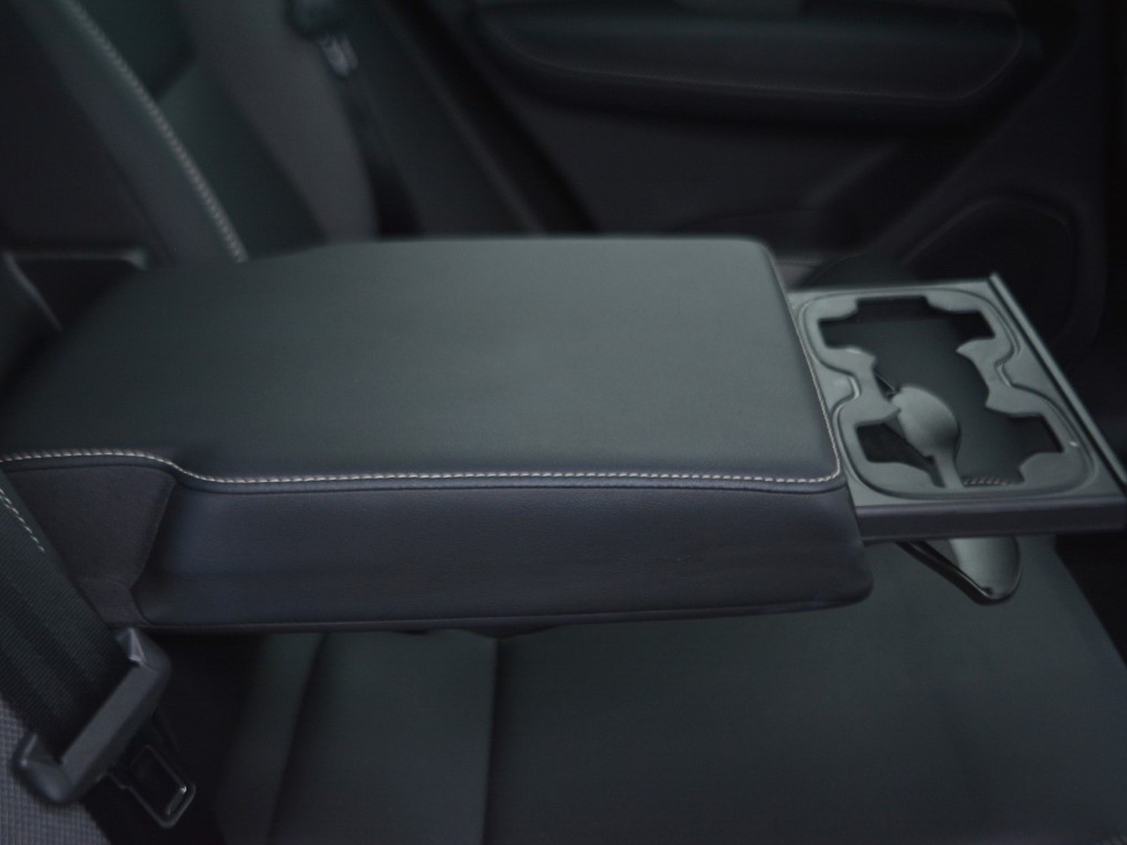 6 - Volvo XC60 2.0 t6 plug-in hybrid plus dark awd automatico