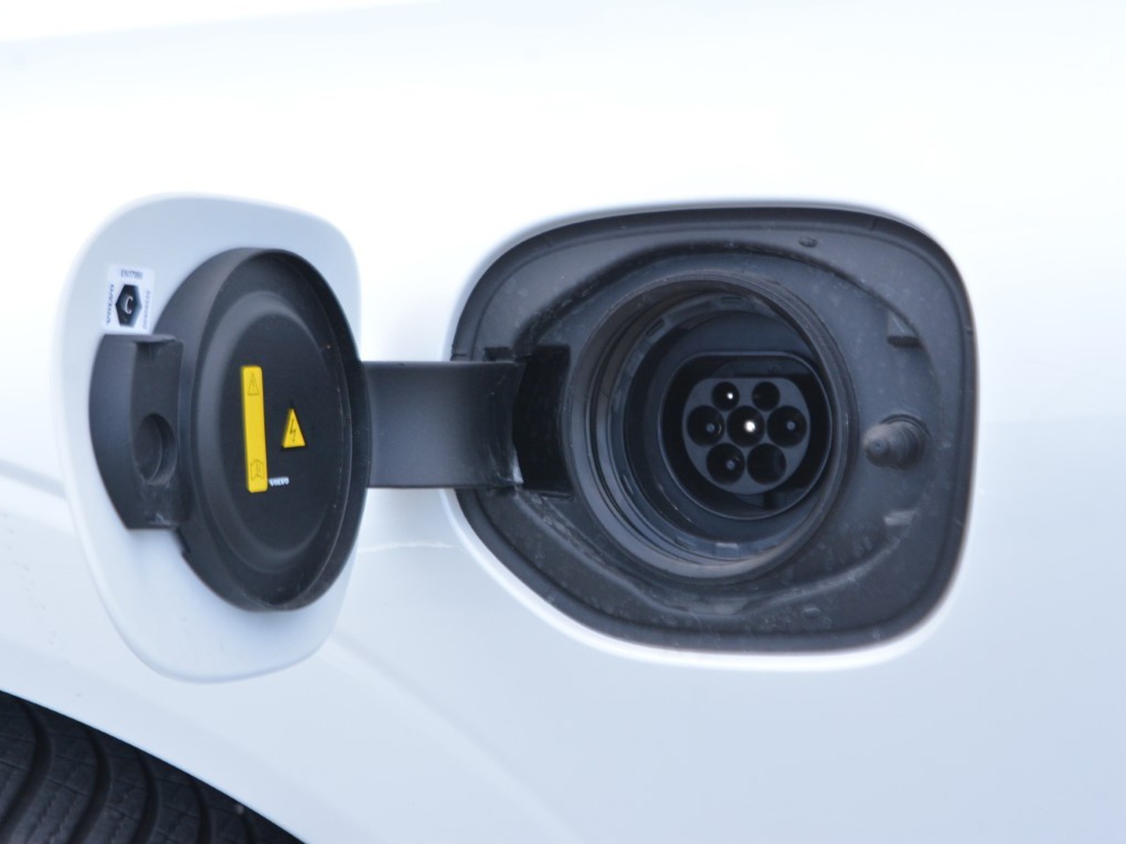 16 - Volvo XC60 2.0 t6 plug-in hybrid plus dark awd automatico