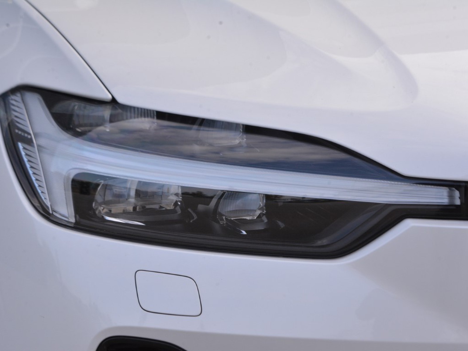22 - Volvo XC60 2.0 t6 plug-in hybrid plus dark awd automatico