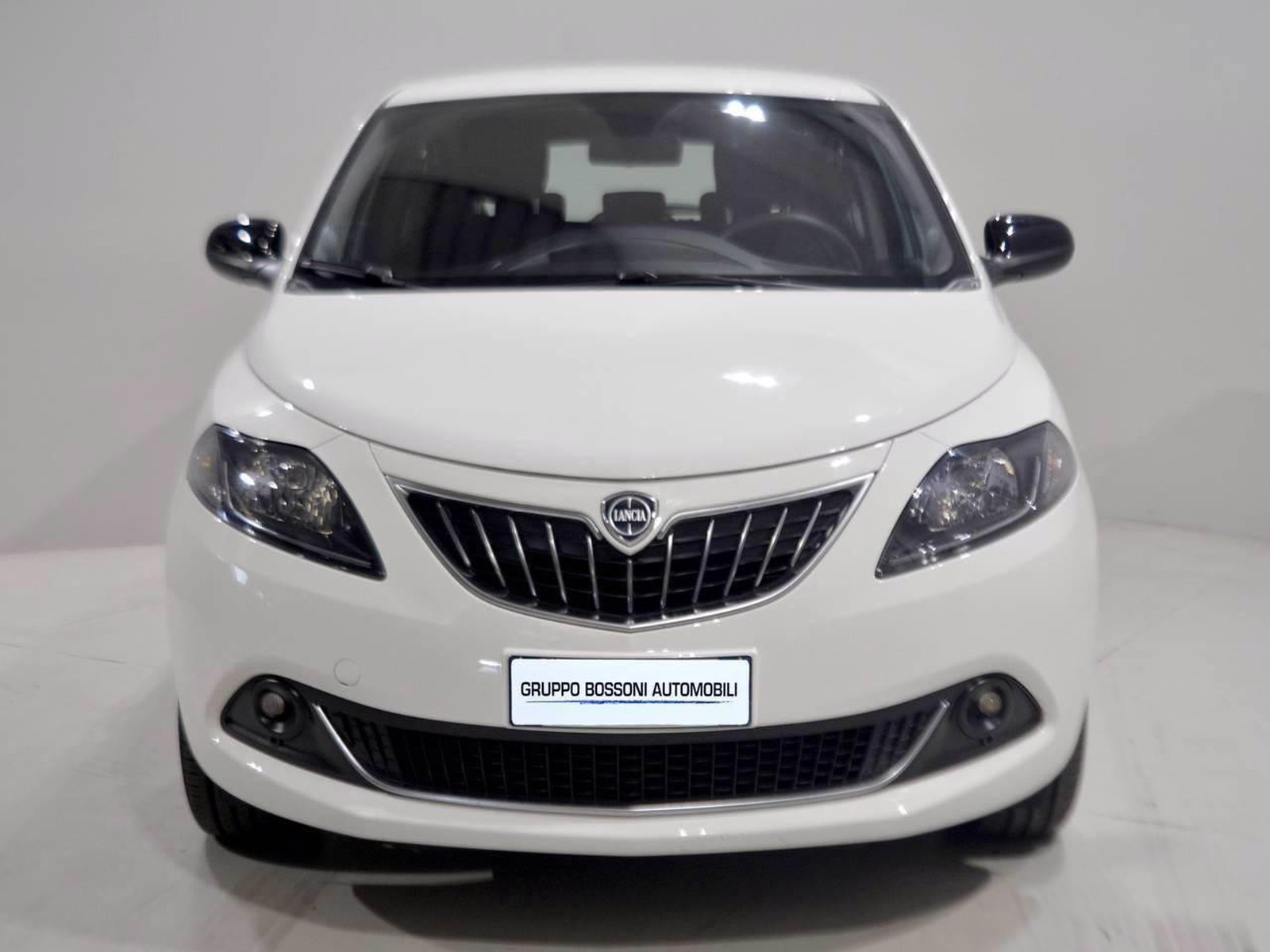 2 - Lancia Ypsilon 1.0 firefly hybrid 70cv platino s&s