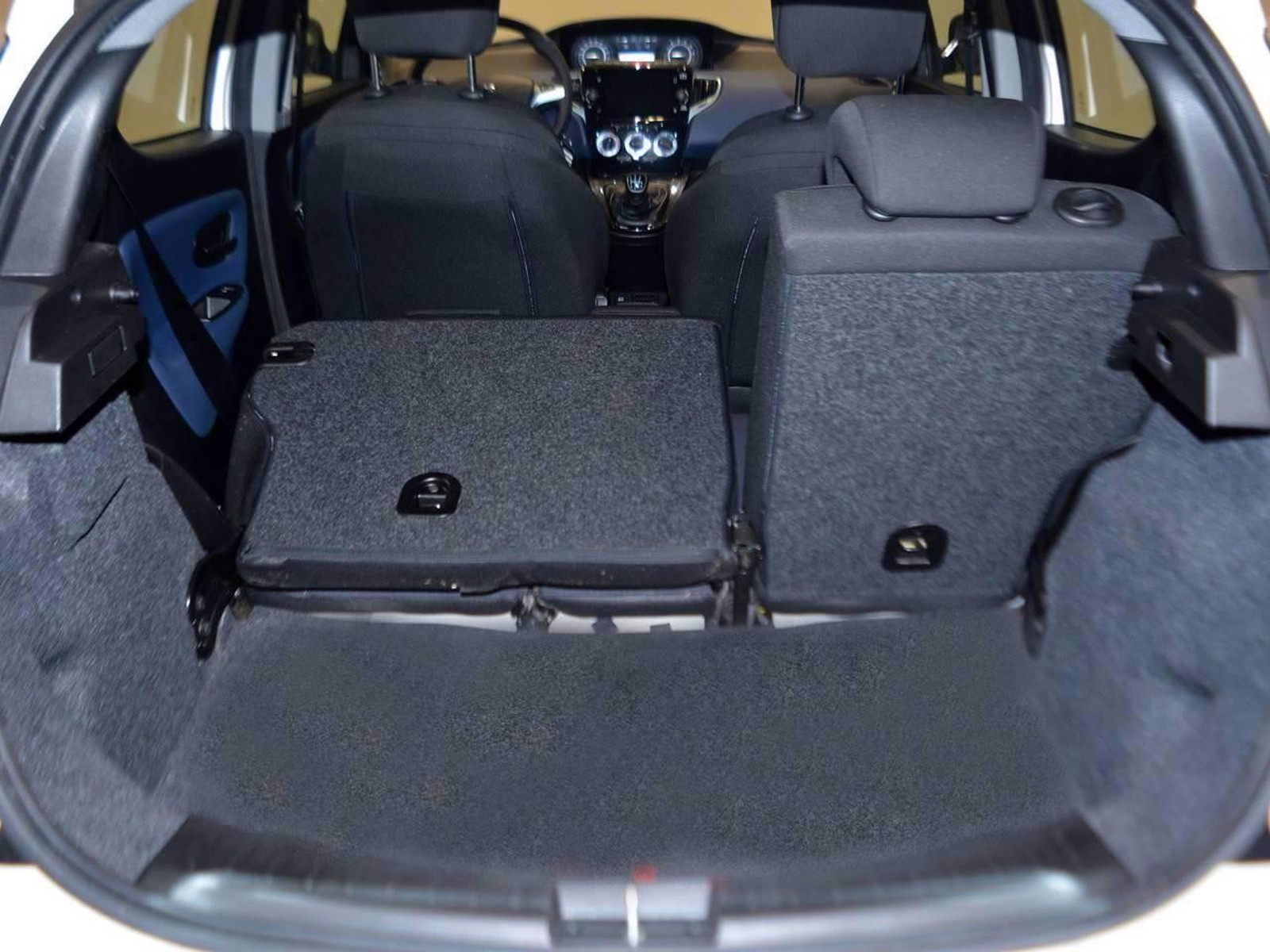 15 - Lancia Ypsilon 1.0 firefly hybrid 70cv platino s&s