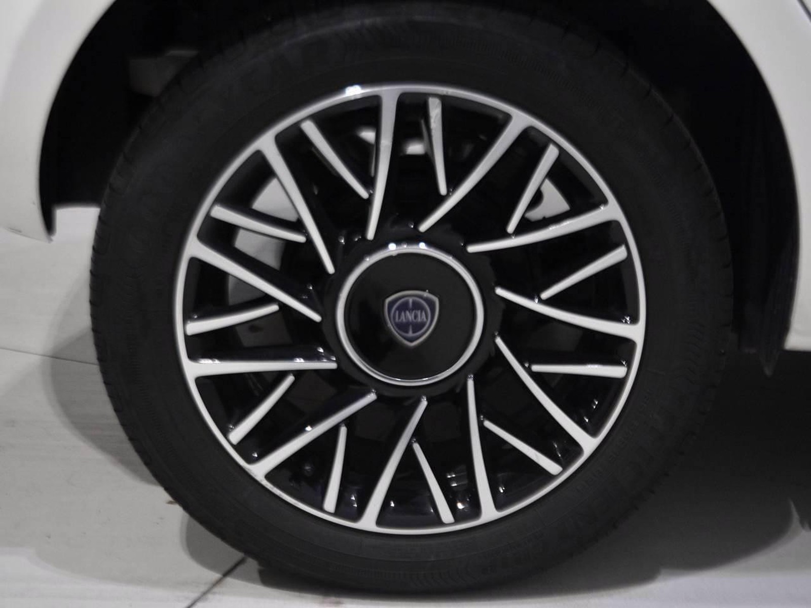 17 - Lancia Ypsilon 1.0 firefly hybrid 70cv platino s&s