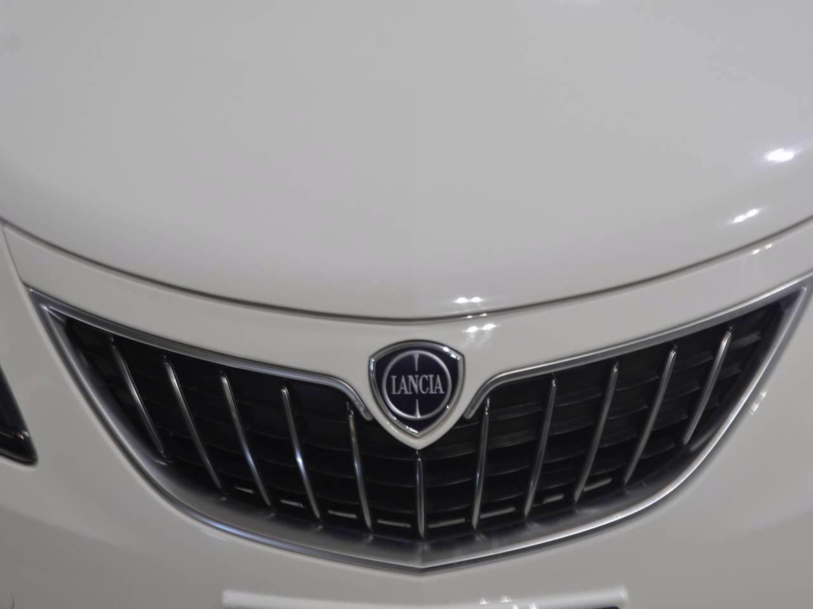 21 - Lancia Ypsilon 1.0 firefly hybrid 70cv platino s&s
