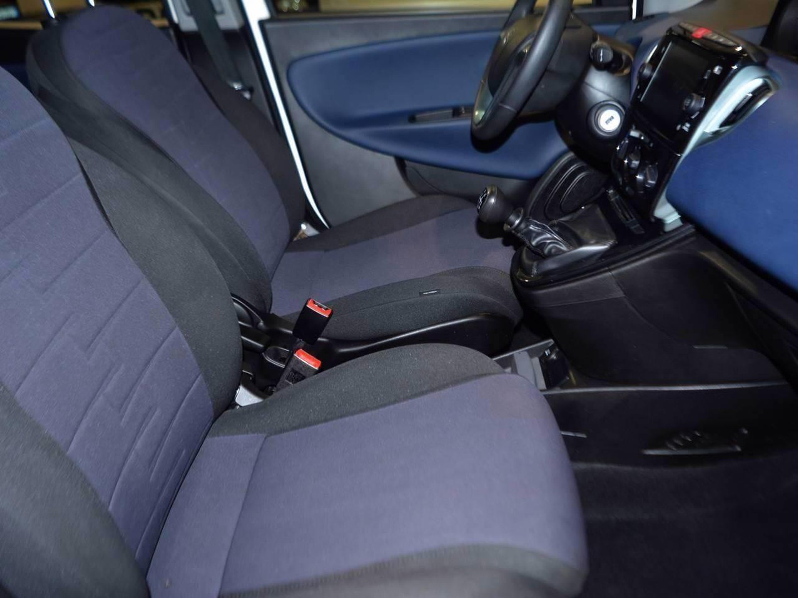 5 - Lancia Ypsilon 1.0 firefly hybrid 70cv platino s&s