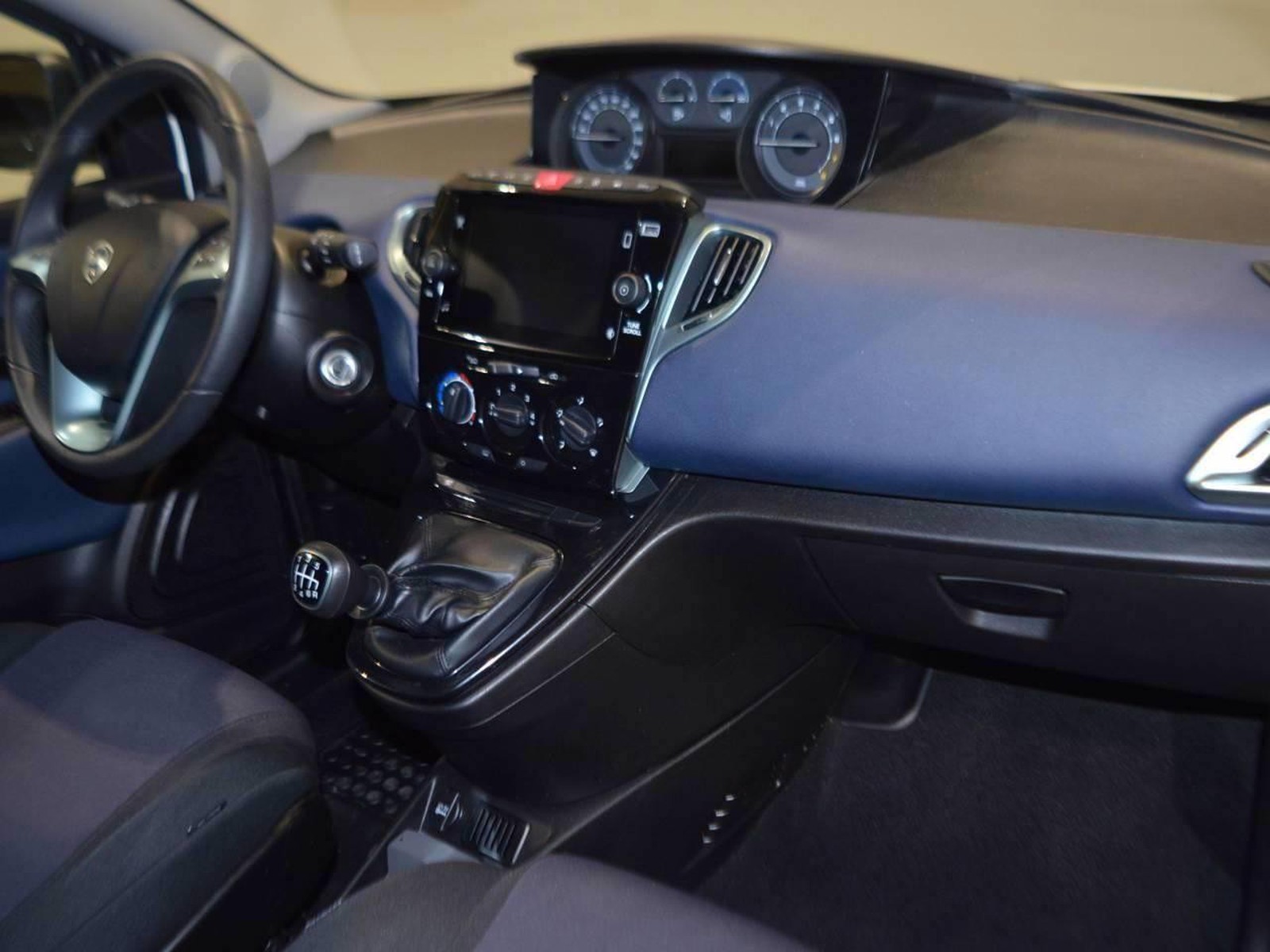 8 - Lancia Ypsilon 1.0 firefly hybrid 70cv platino s&s