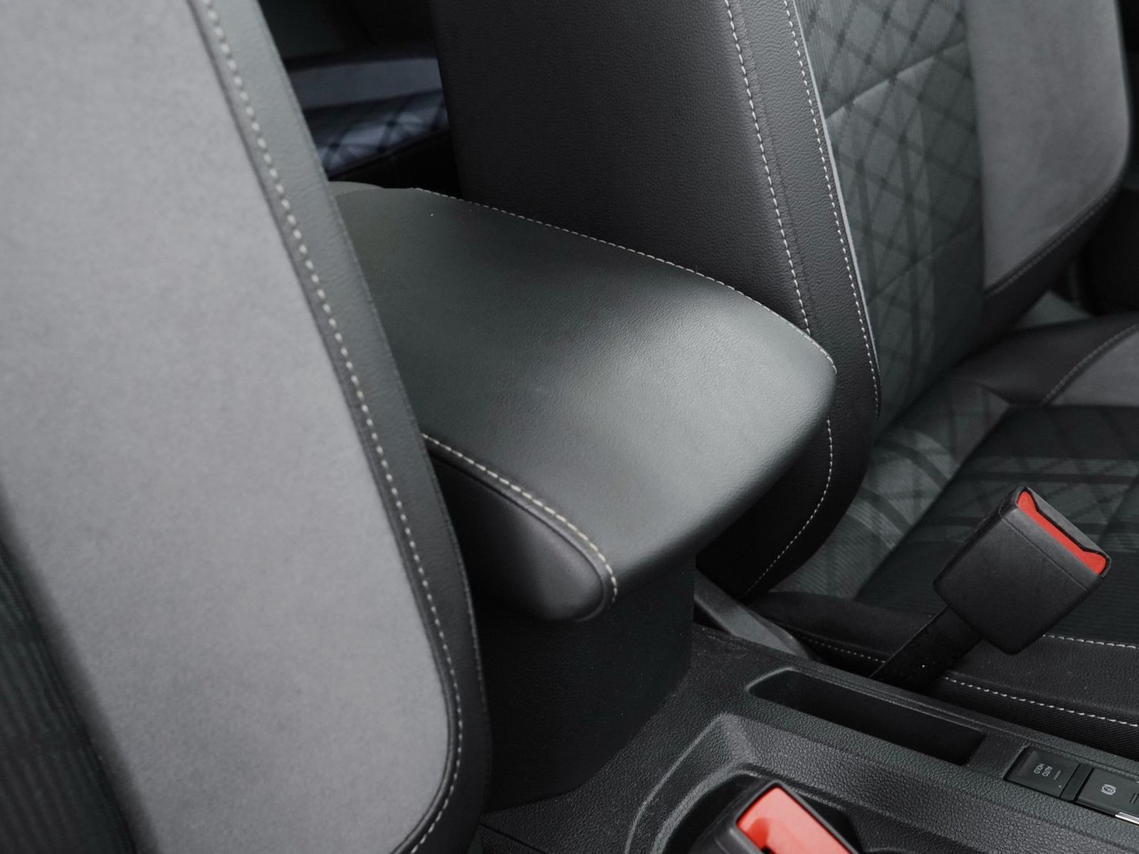 18 - Volkswagen T-Roc 2.0 tdi scr 150cv r line dsg