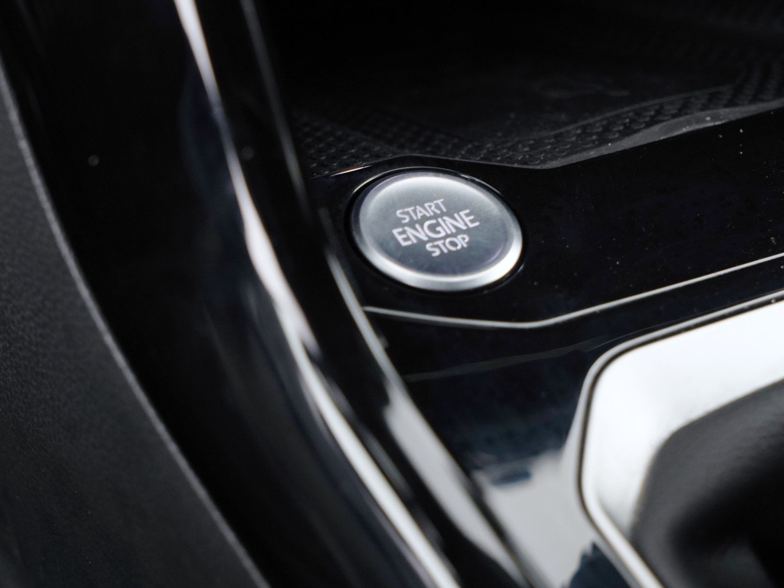 24 - Volkswagen T-Roc 2.0 tdi scr 150cv r line dsg