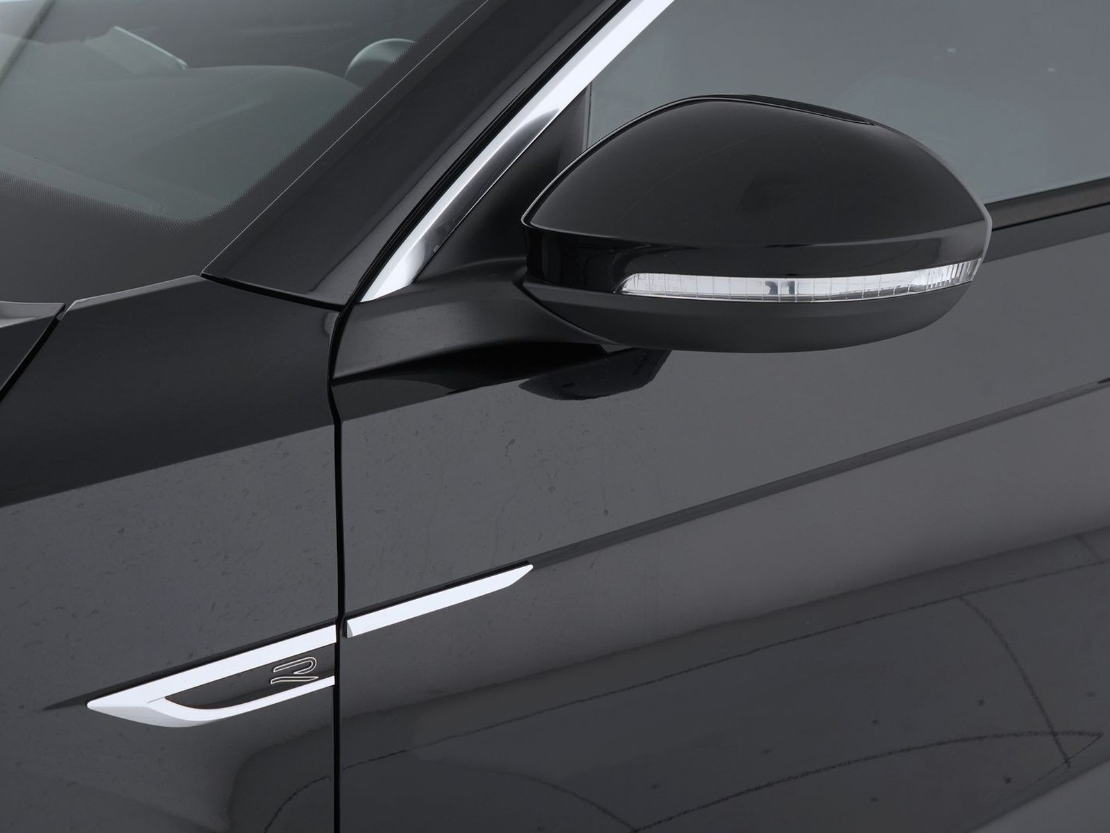 38 - Volkswagen T-Roc 2.0 tdi scr 150cv r line dsg