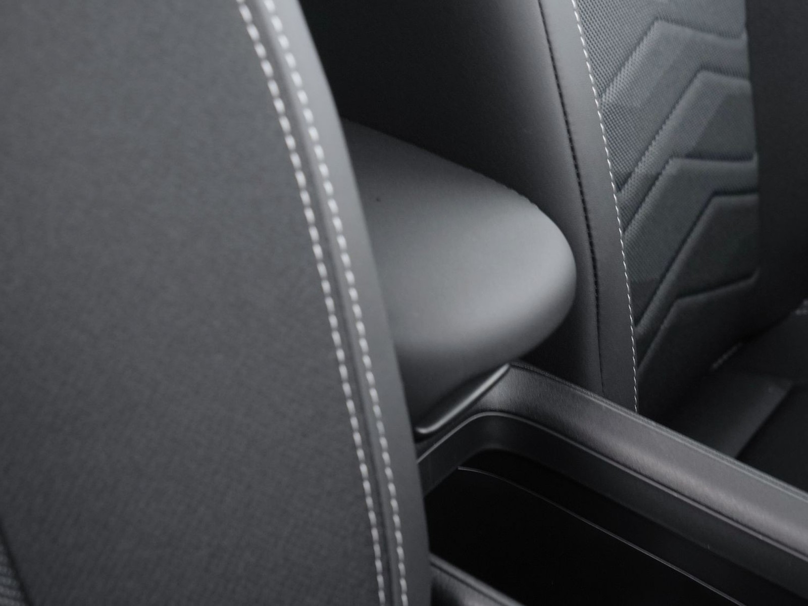 17 - Jeep Avenger 1.2 turbo 100cv summit fwd