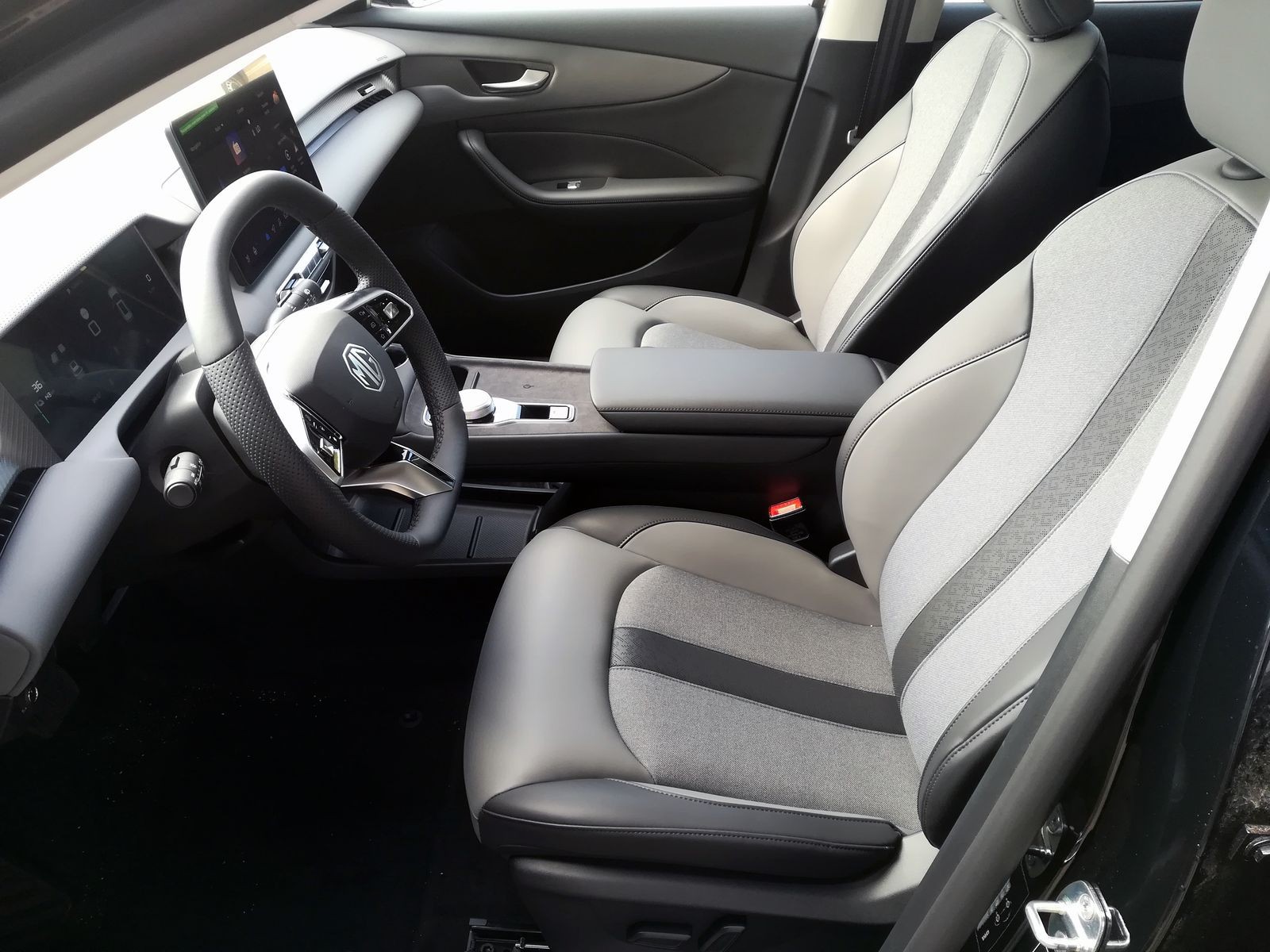 11 - Mg MGS5 EV ev luxury 64