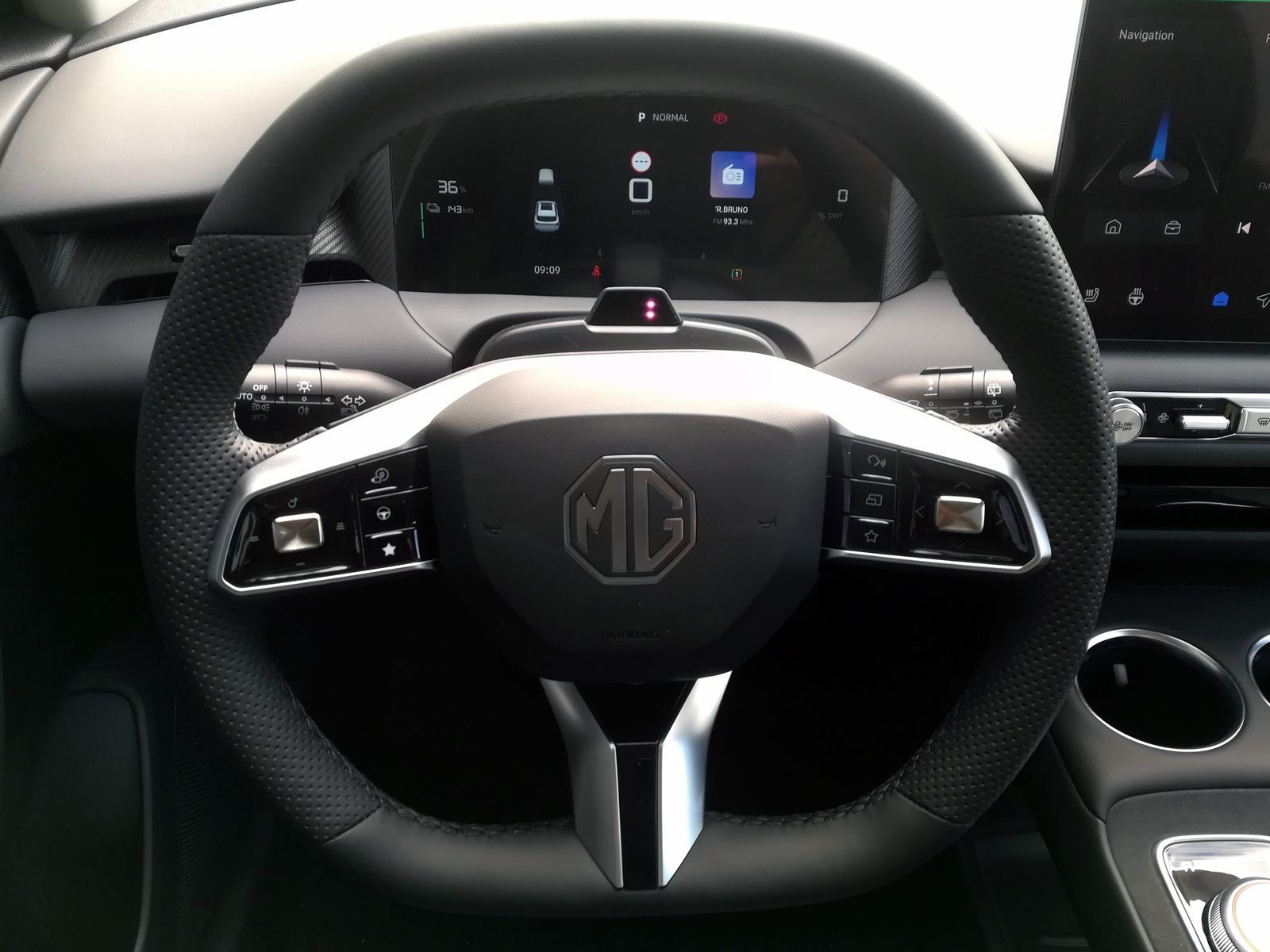 9 - Mg MGS5 EV ev luxury 64