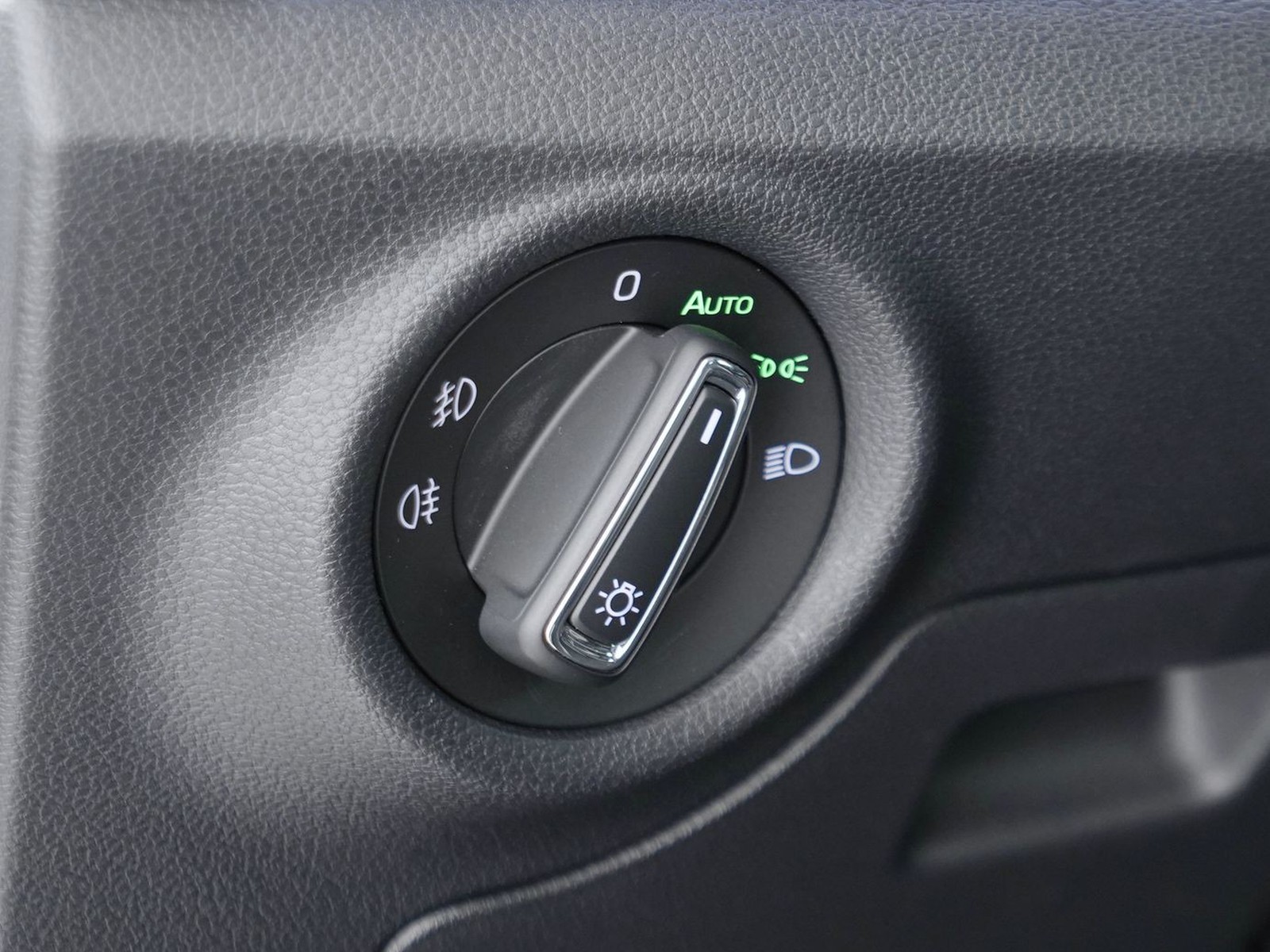 16 - Skoda Kamiq 1.5 tsi act 150cv dark shade dsg