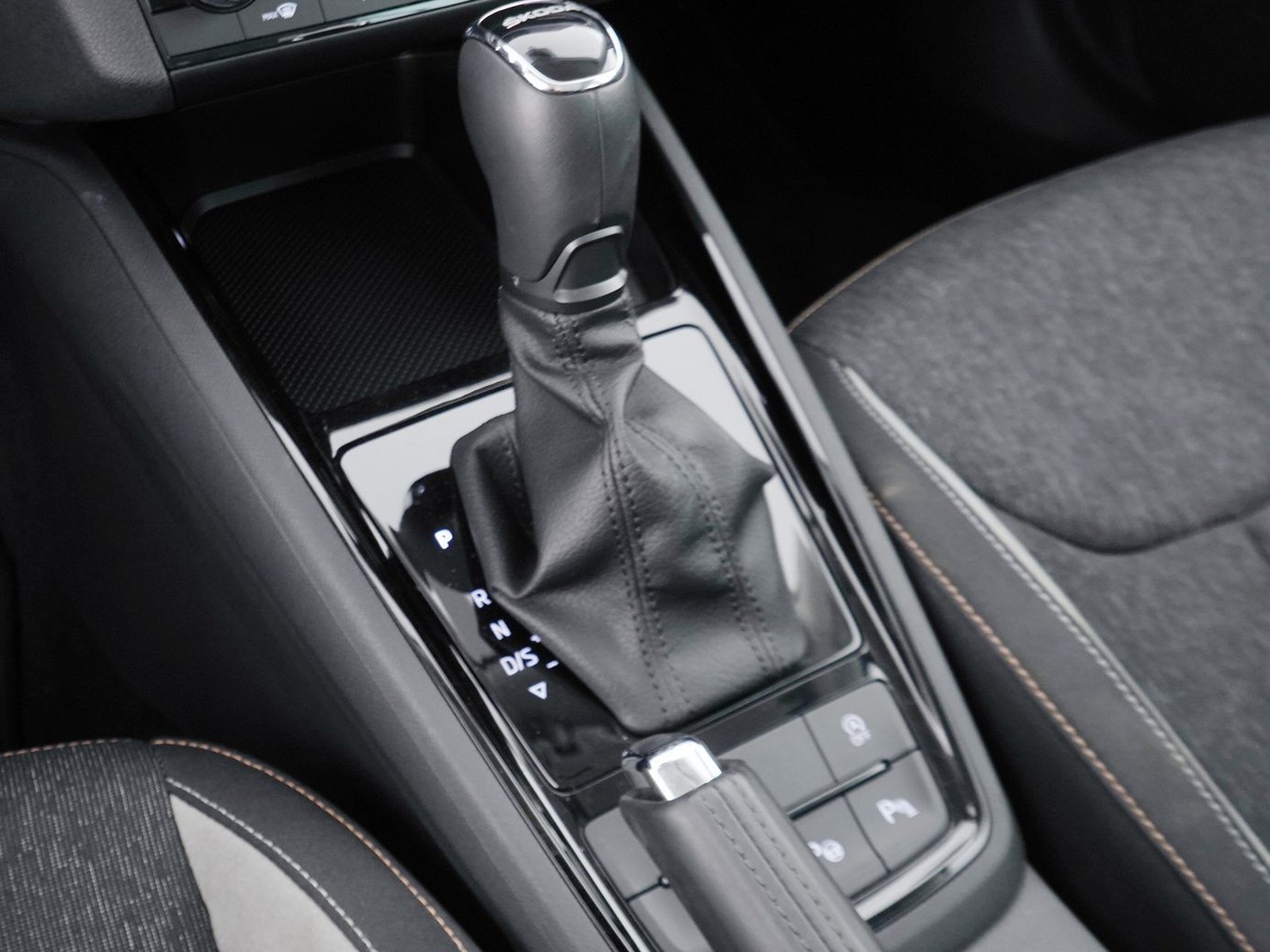 23 - Skoda Kamiq 1.5 tsi act 150cv dark shade dsg