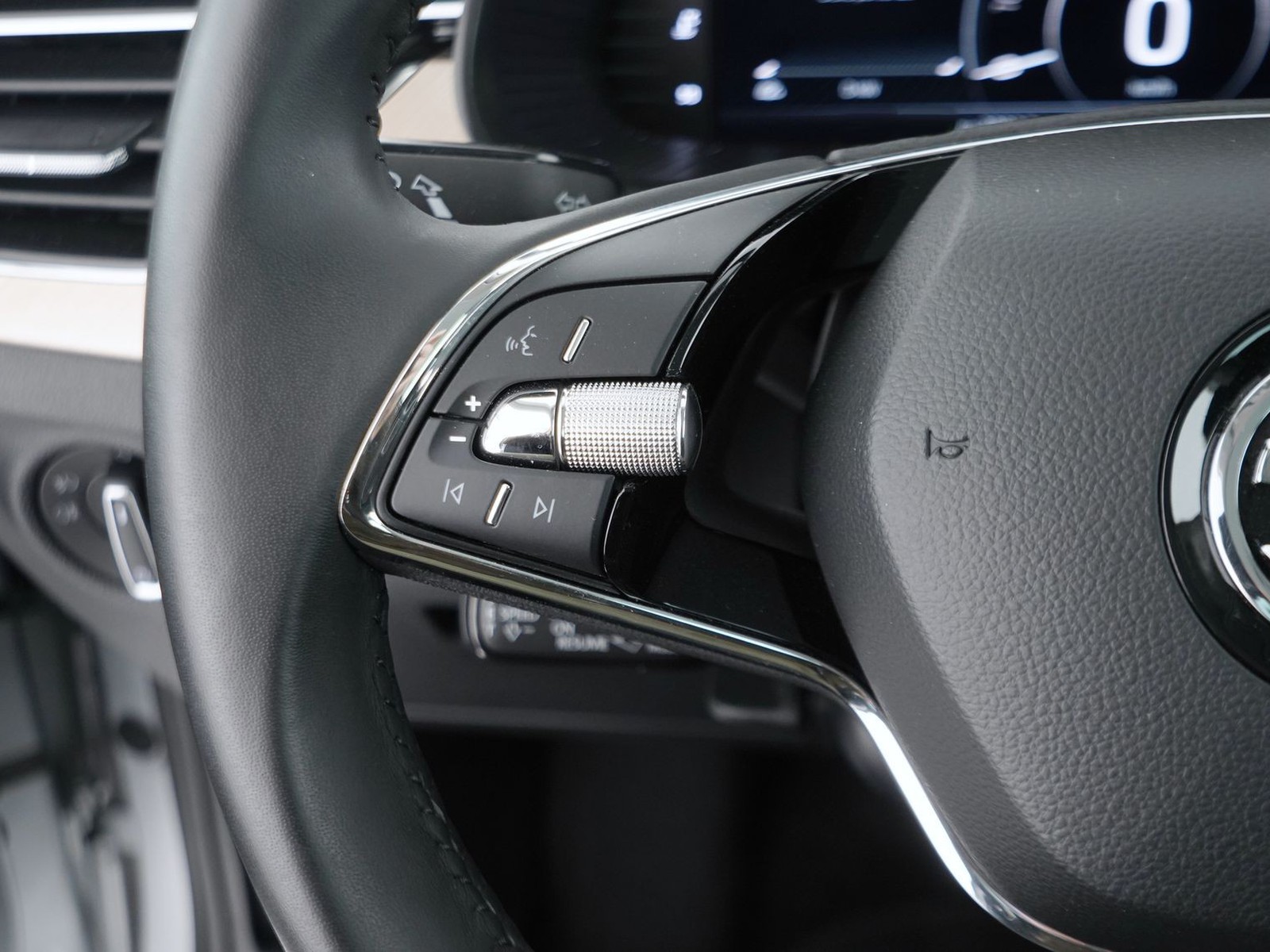 27 - Skoda Kamiq 1.5 tsi act 150cv dark shade dsg