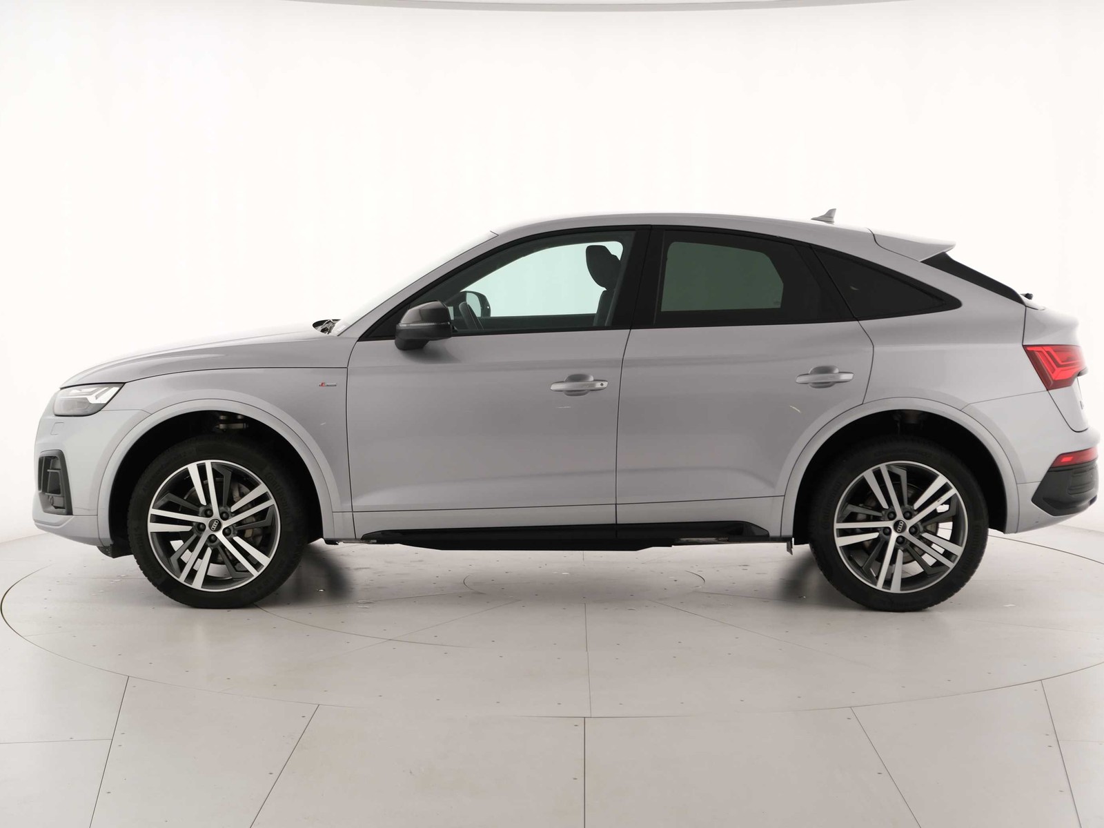 16 - Audi Q5 sportback 40 2.0 tdi mhev 12v s line quattro s tronic