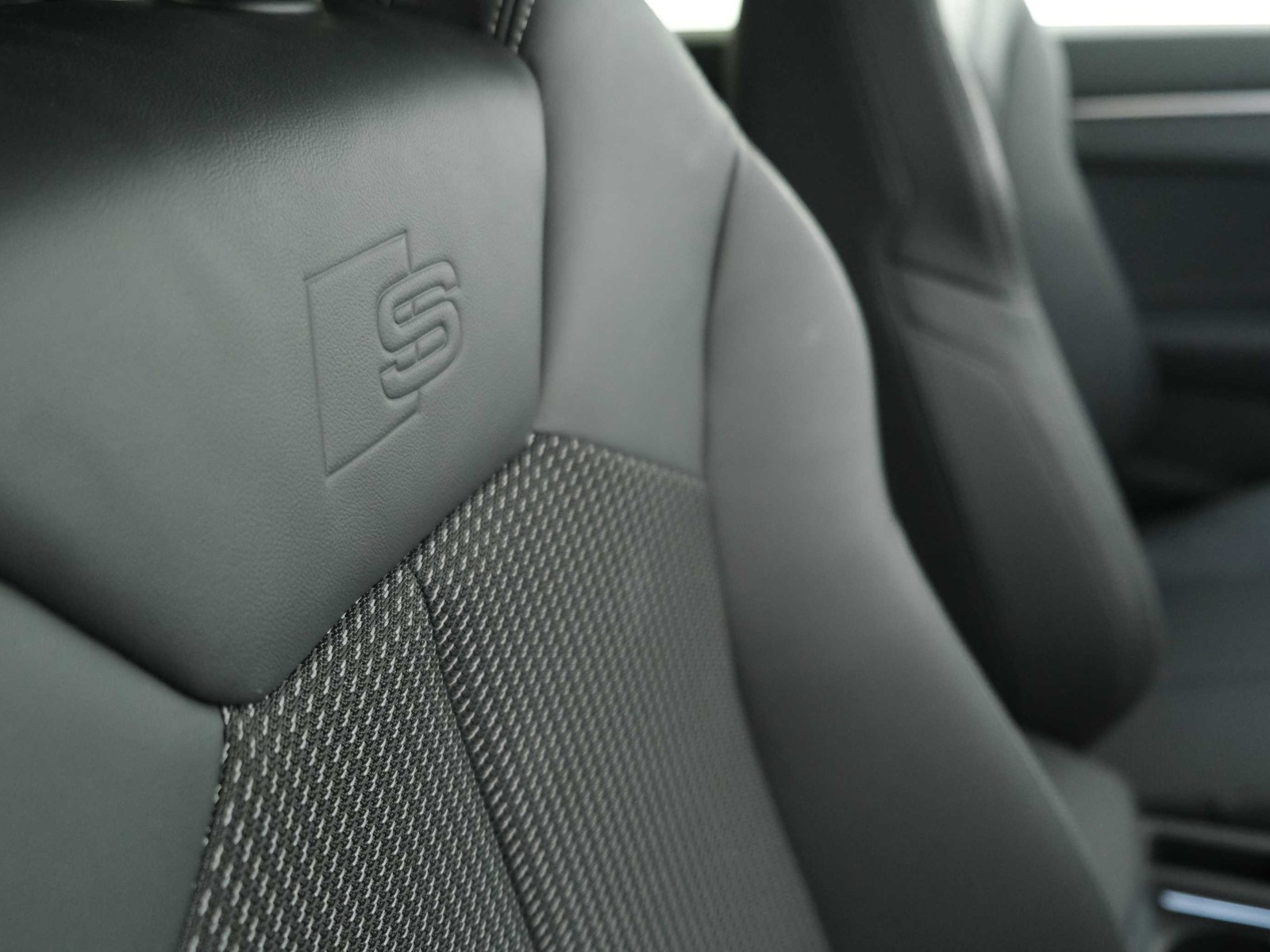 32 - Audi Q3 35 2.0 tdi s line edition s tronic