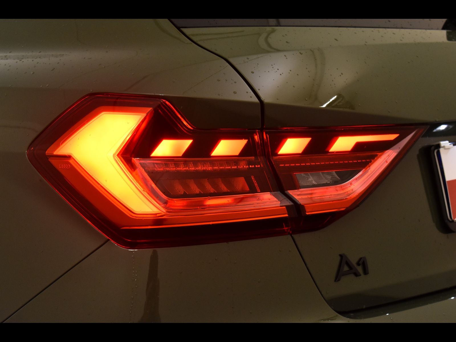 10 - Audi A1 sportback 30 1.0 tfsi 116cv identity black s tronic