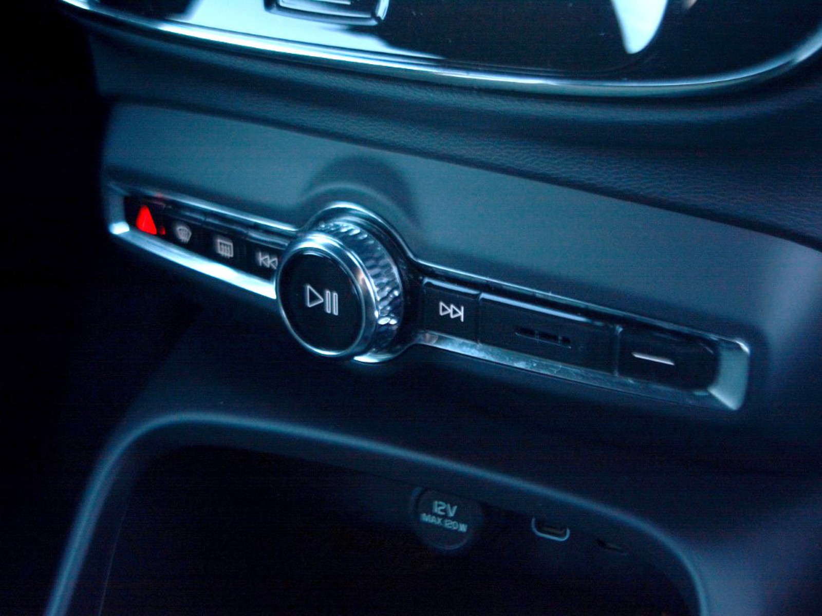 11 - Volvo XC40 2.0 b3 core automatico