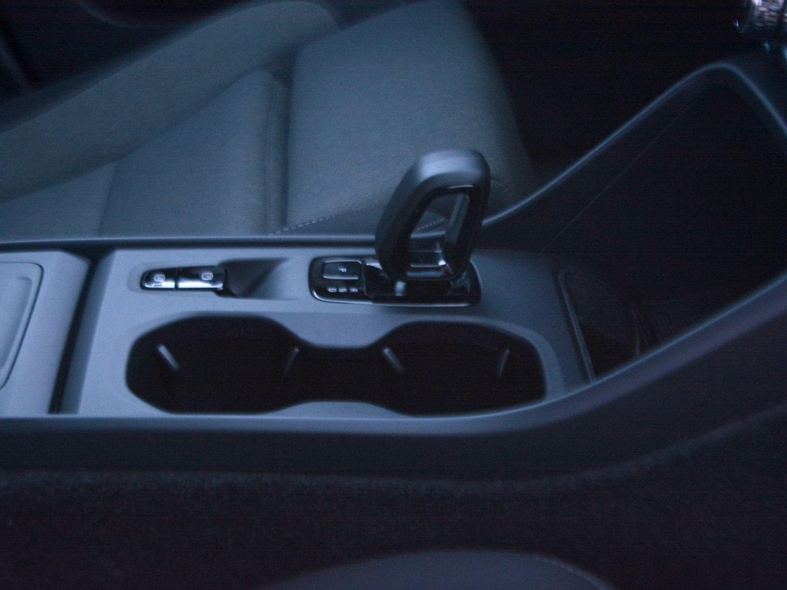 12 - Volvo XC40 2.0 b3 core automatico