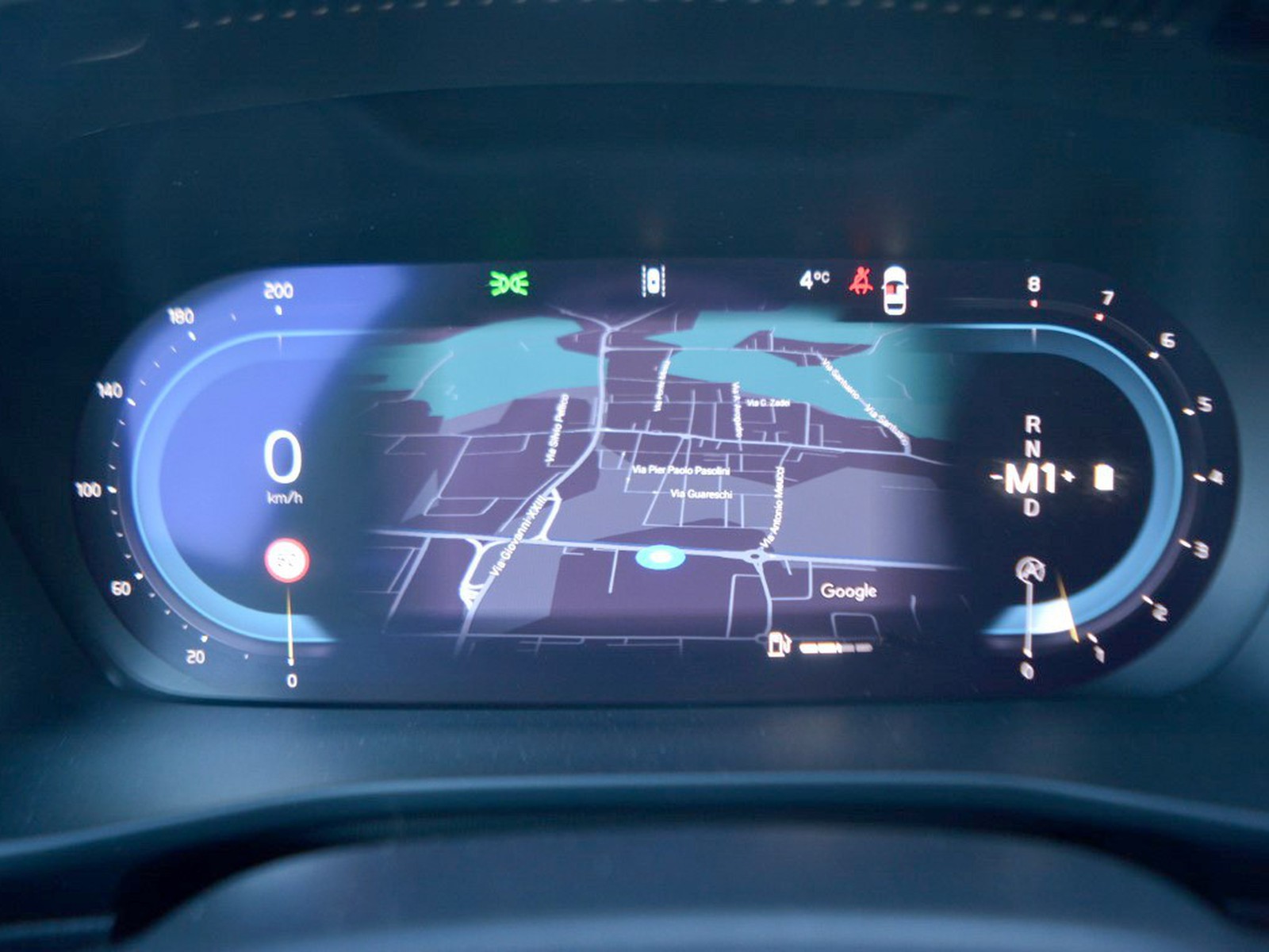 16 - Volvo XC40 2.0 b3 core automatico