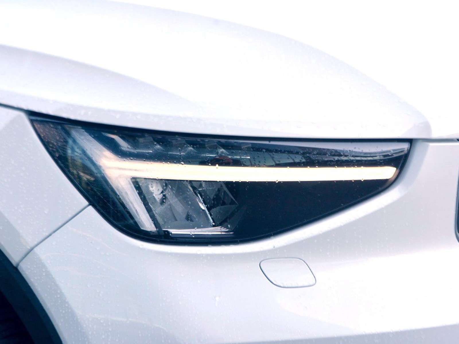 22 - Volvo XC40 2.0 b3 core automatico