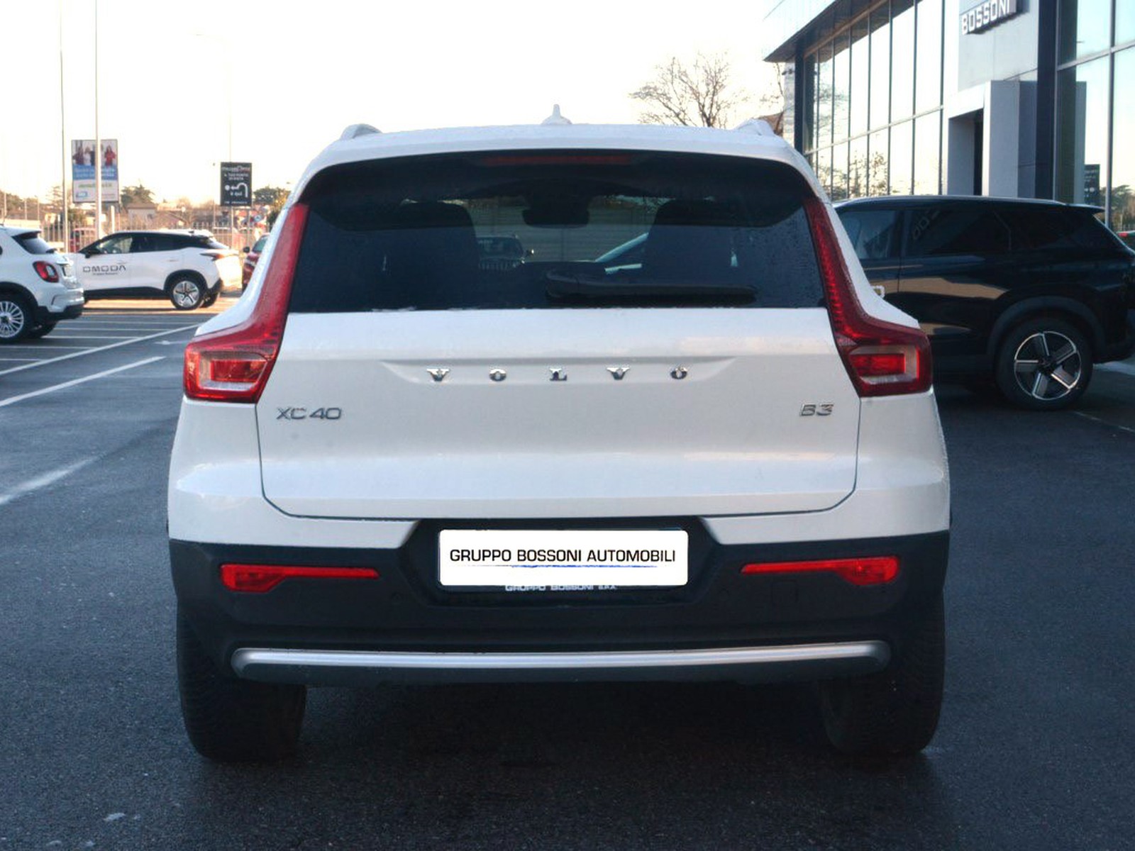 4 - Volvo XC40 2.0 b3 core automatico