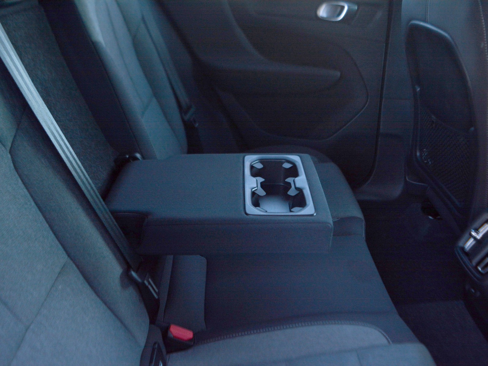 6 - Volvo XC40 2.0 b3 core automatico