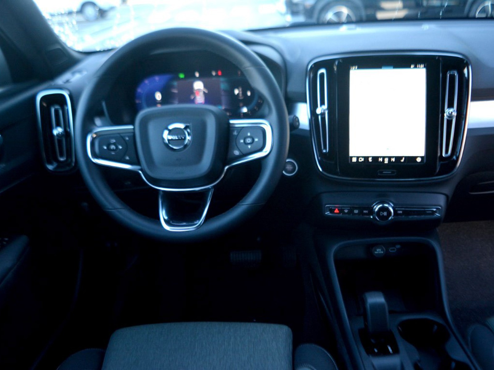 8 - Volvo XC40 2.0 b3 core automatico