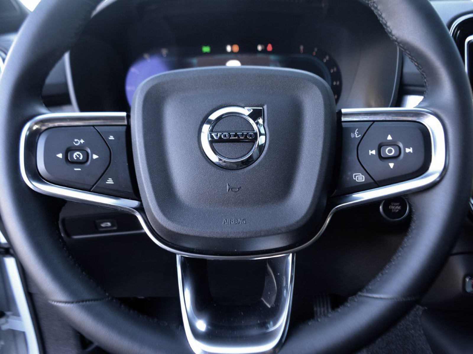 9 - Volvo XC40 2.0 b3 core automatico
