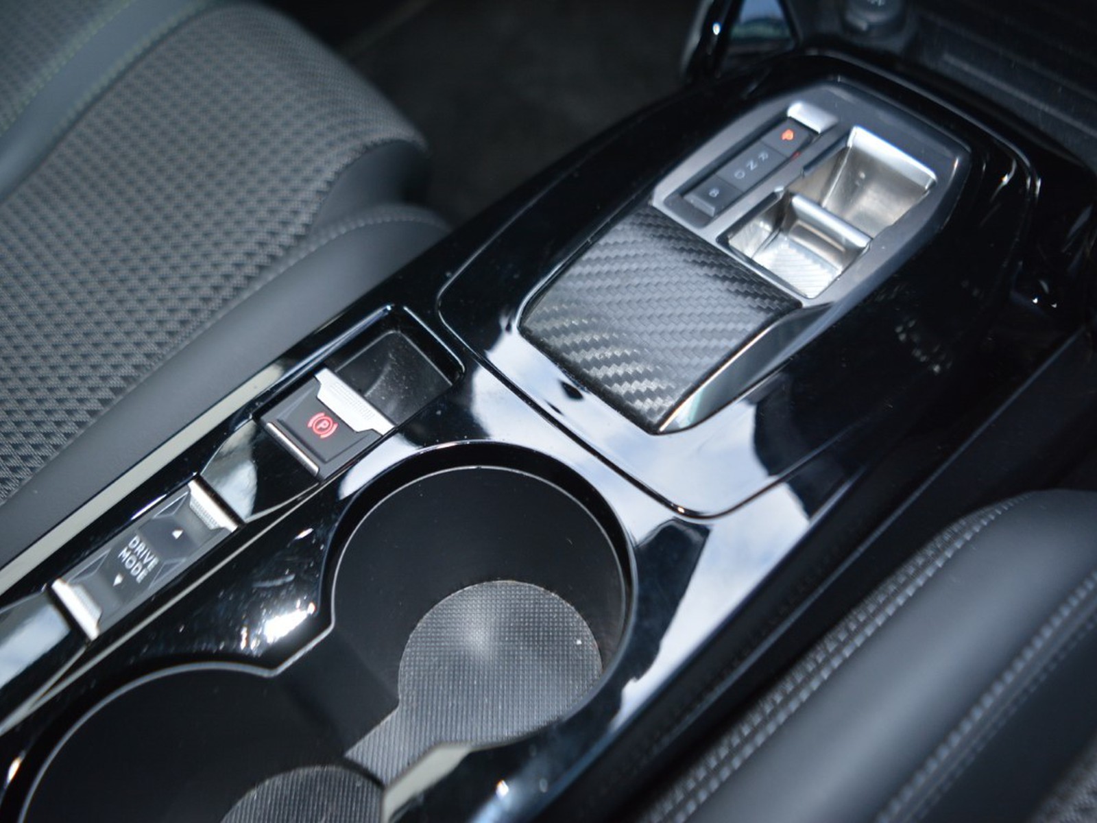 12 - Peugeot e-2008 100kw gt