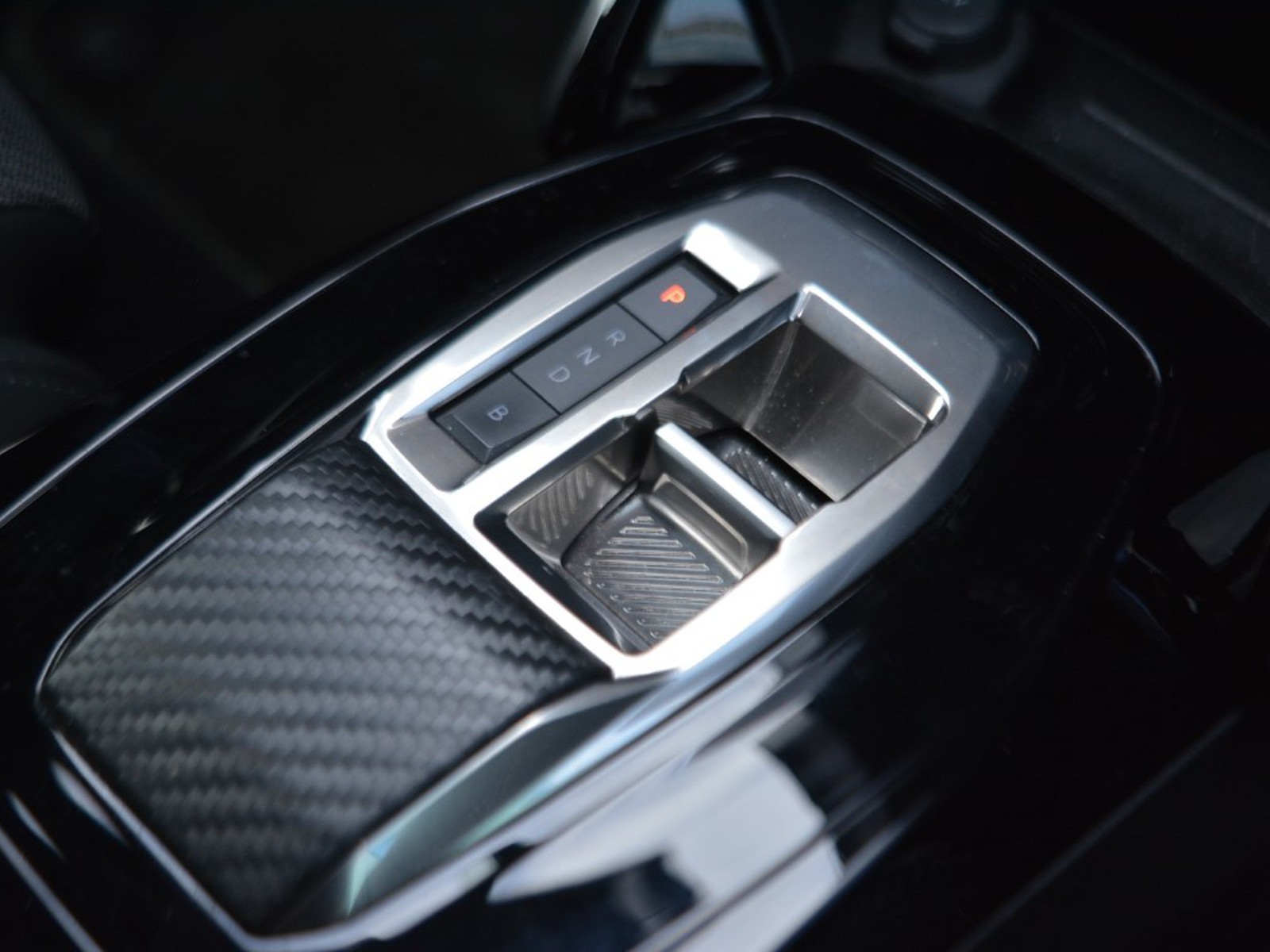 18 - Peugeot e-2008 100kw gt