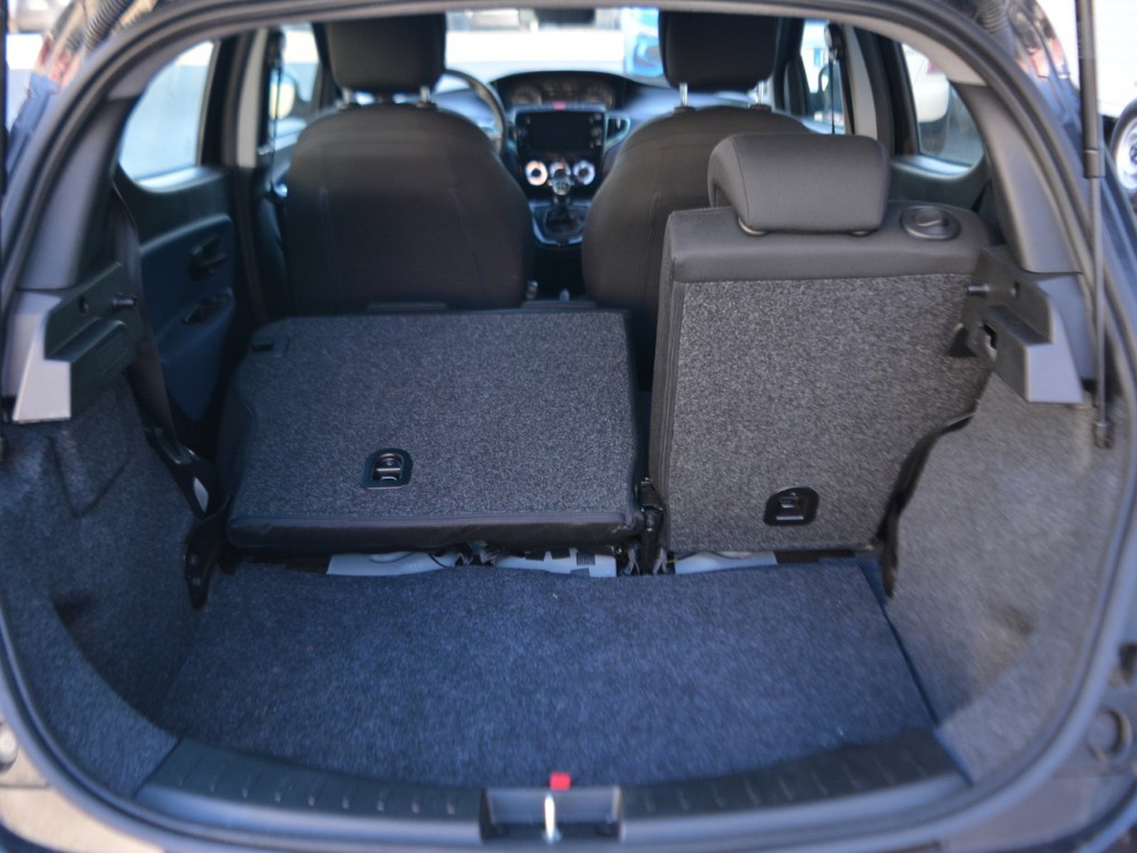 14 - Lancia Ypsilon 1.0 firefly hybrid 70cv platino s&s