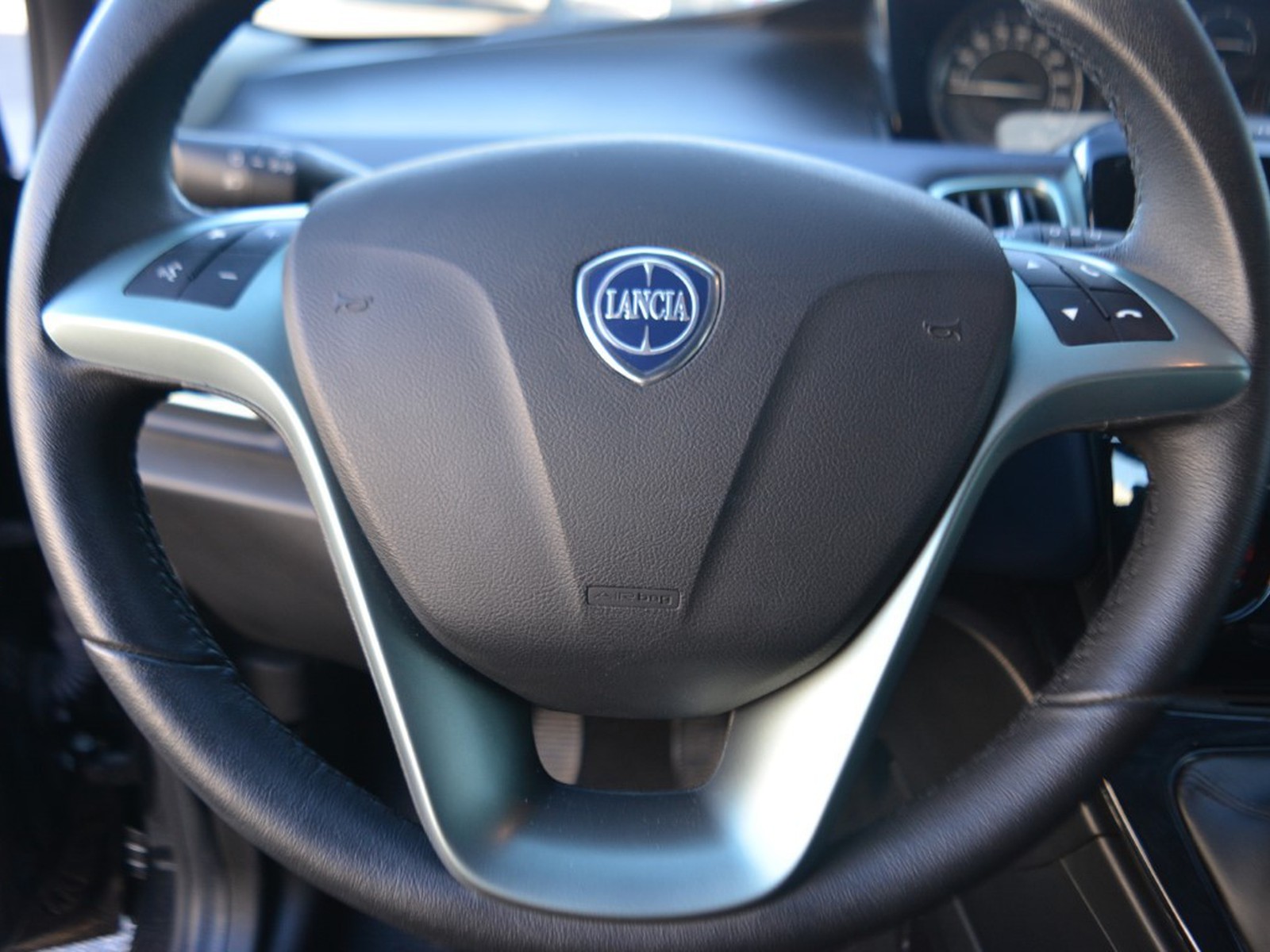 17 - Lancia Ypsilon 1.0 firefly hybrid 70cv platino s&s