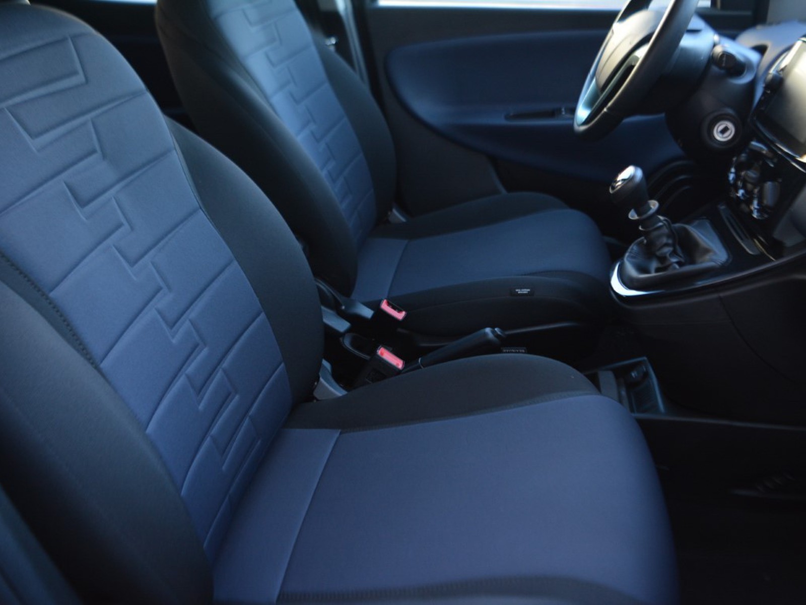 5 - Lancia Ypsilon 1.0 firefly hybrid 70cv platino s&s