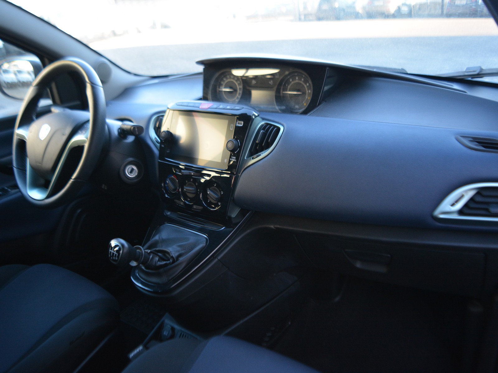 8 - Lancia Ypsilon 1.0 firefly hybrid 70cv platino s&s