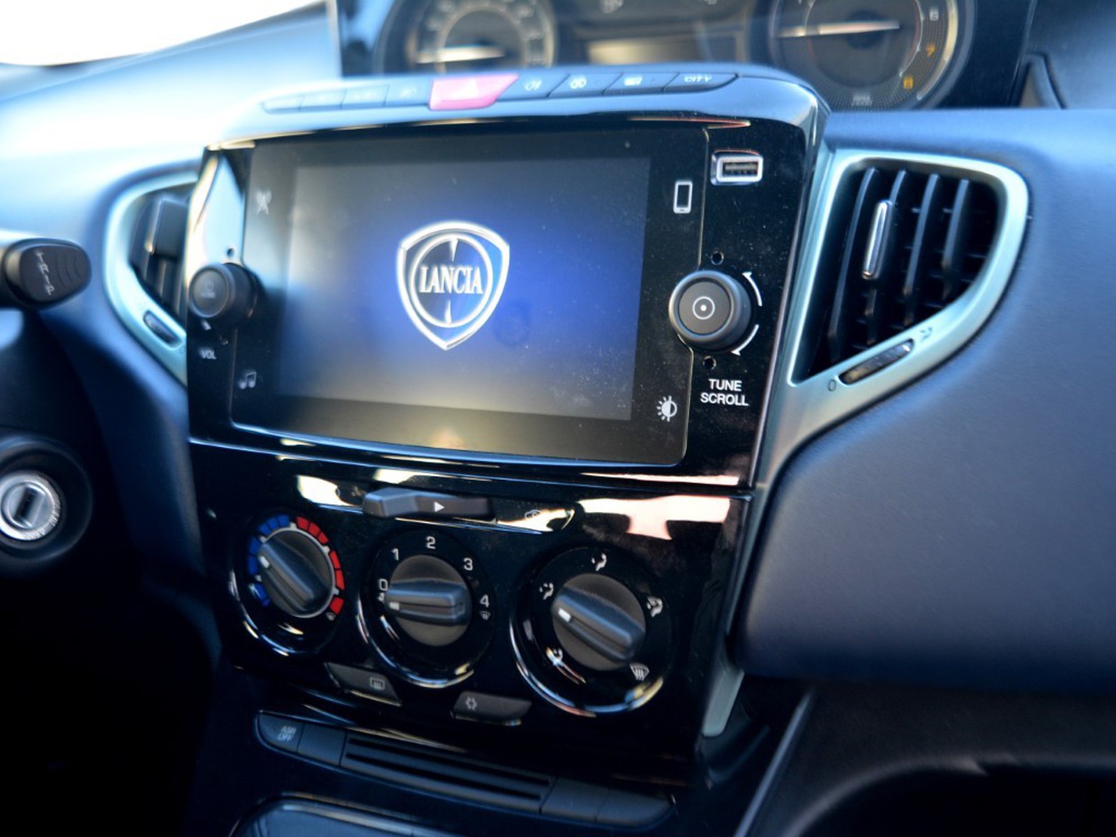 10 - Lancia Ypsilon 1.0 firefly hybrid 70cv platino s&s