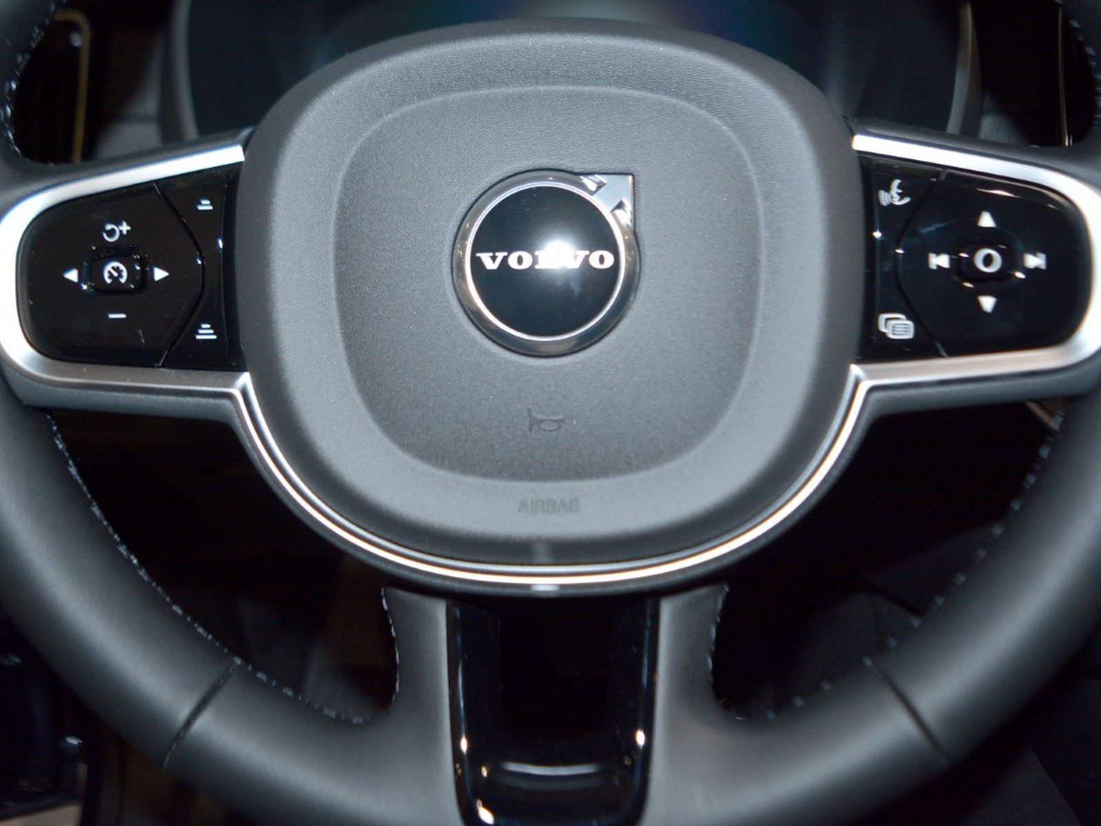 17 - Volvo XC90 2.0 b5 plus bright awd automatico 7p.ti