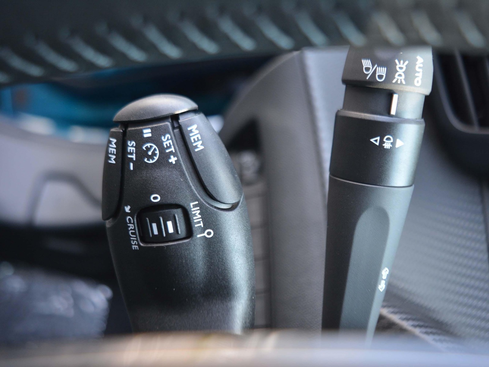 17 - Peugeot 2008 1.2 puretech 100cv allure s&s