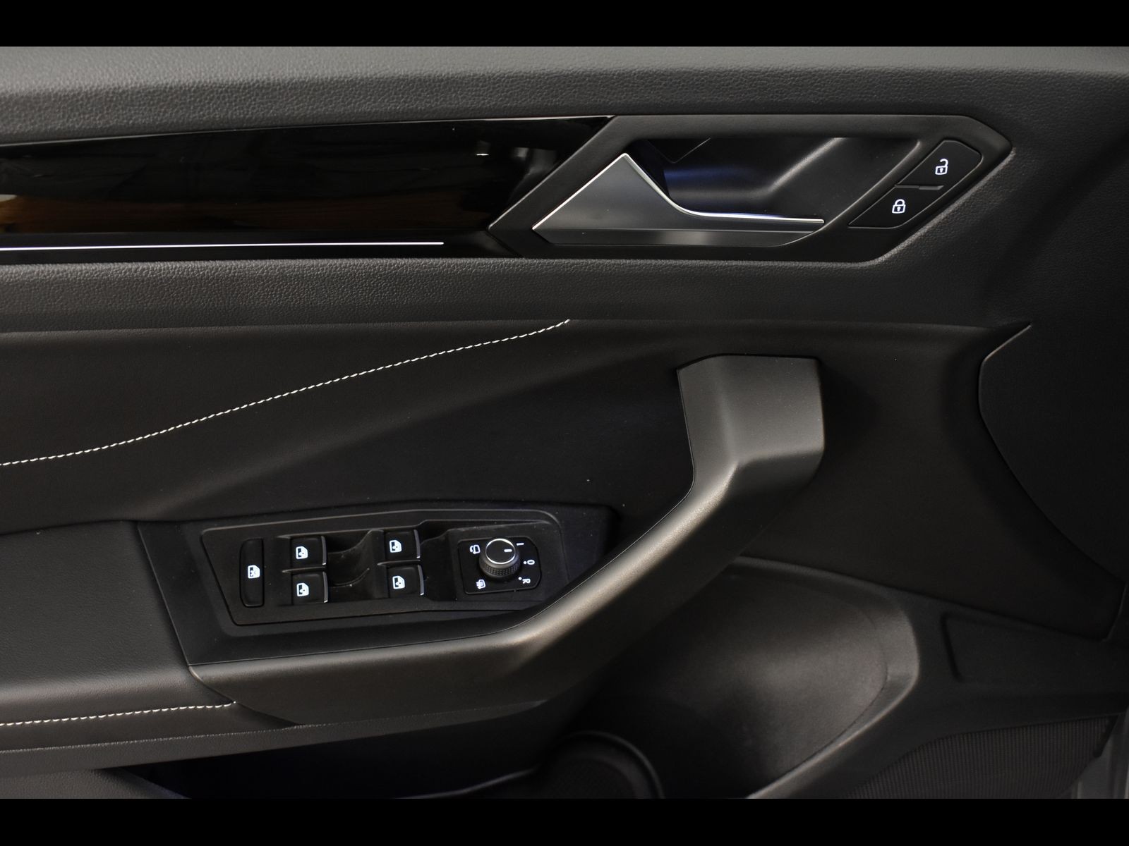 16 - Volkswagen T-Roc 2.0 tdi scr 150cv r line dsg