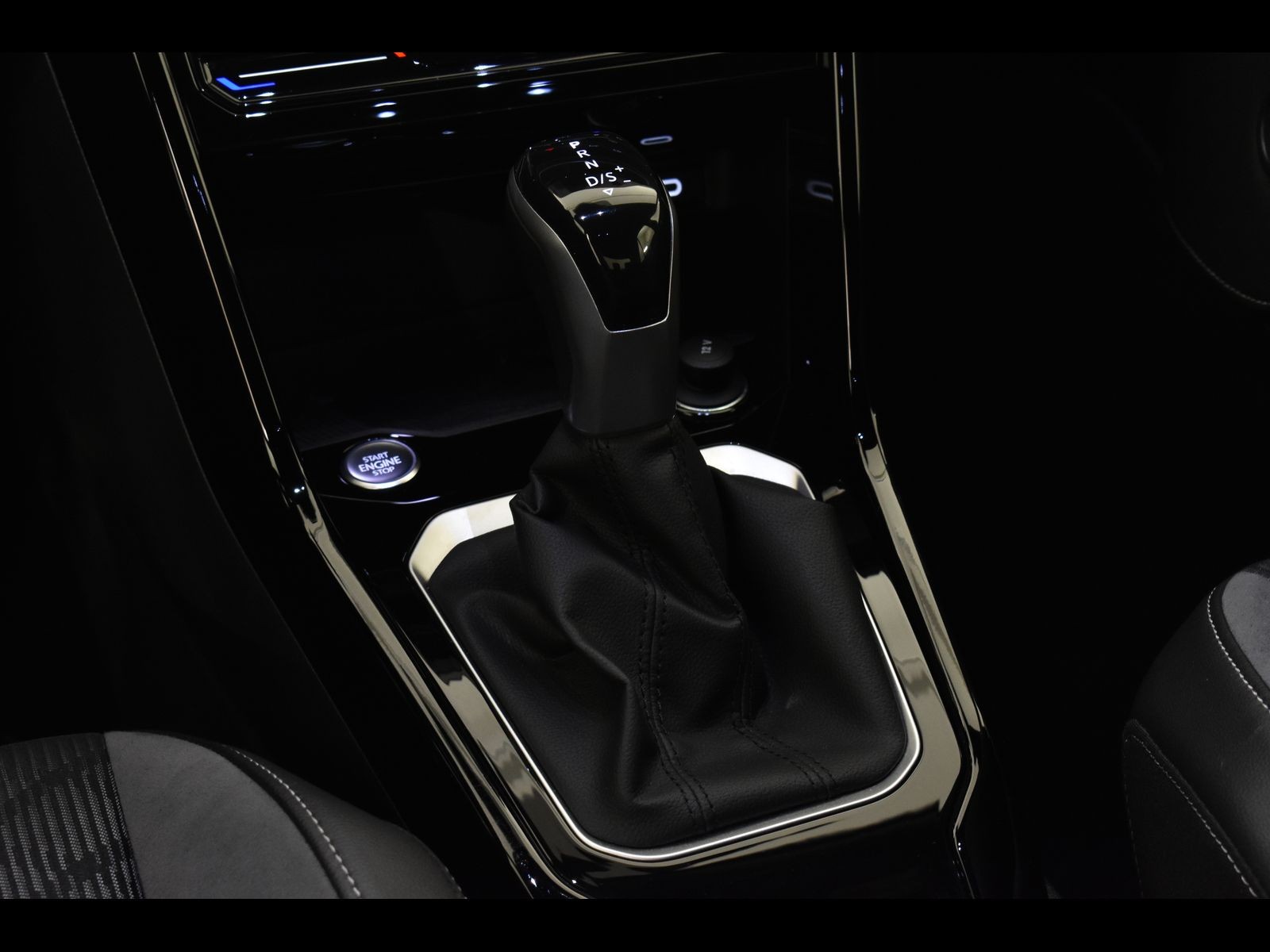 21 - Volkswagen T-Roc 2.0 tdi scr 150cv r line dsg