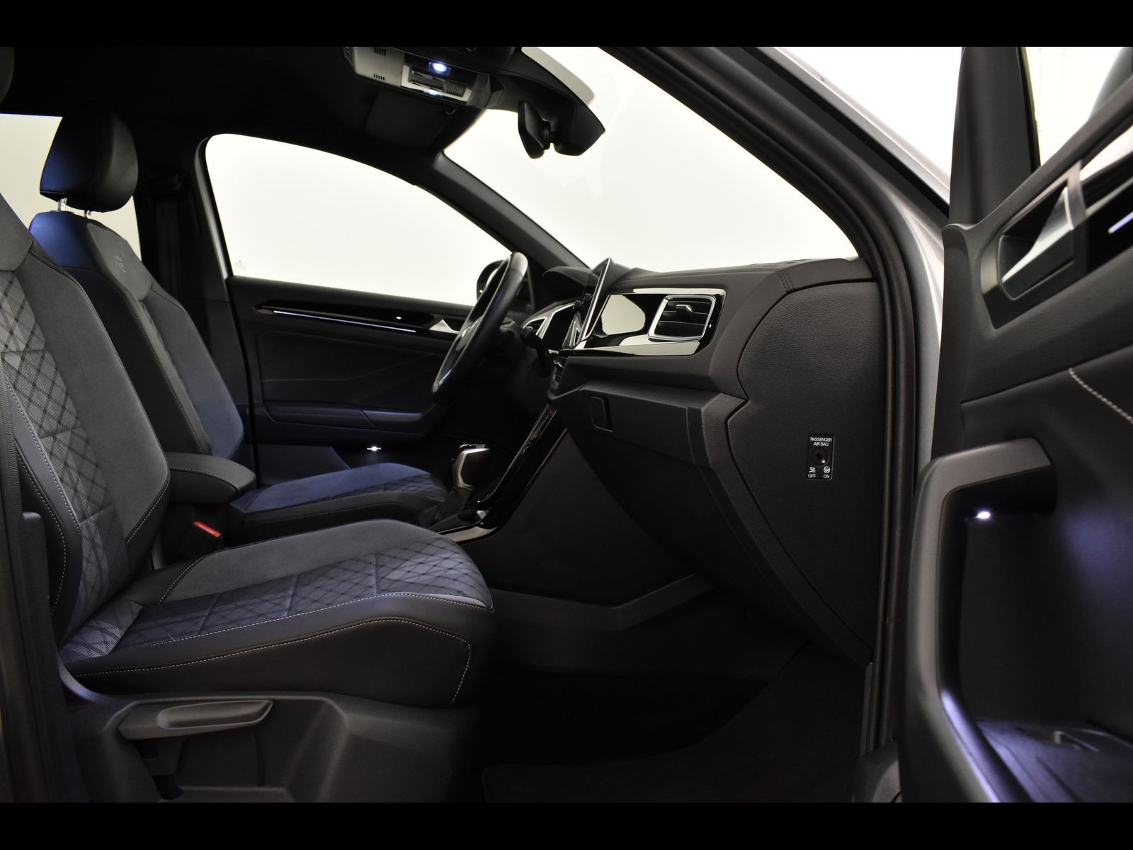 8 - Volkswagen T-Roc 2.0 tdi scr 150cv r line dsg