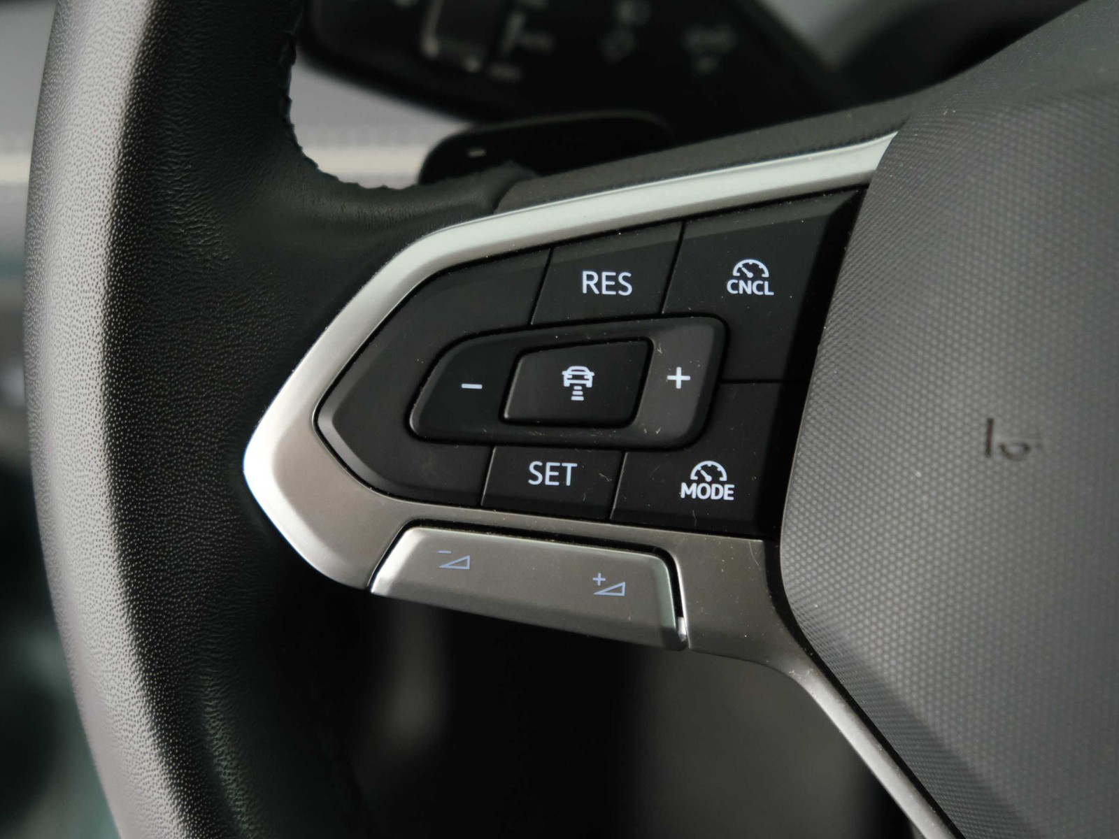 24 - Volkswagen Passat 1.5 etsi act 150cv business dsg