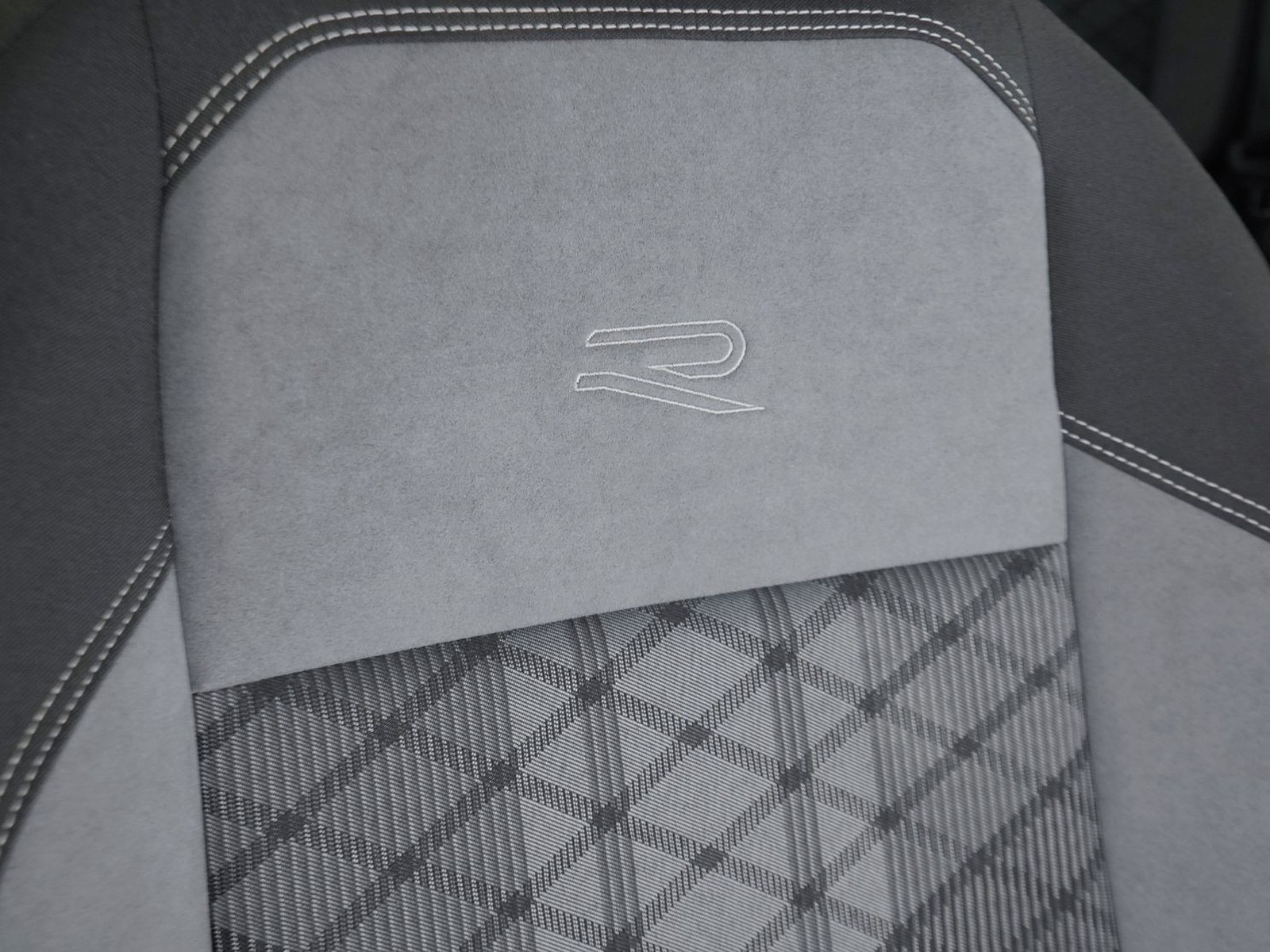 22 - Volkswagen Taigo 1.0 tsi 110cv r-line