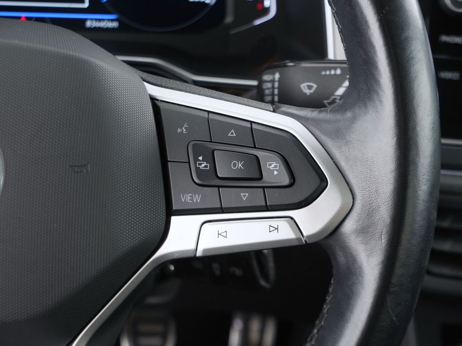 27 - Volkswagen Taigo 1.0 tsi 110cv r-line