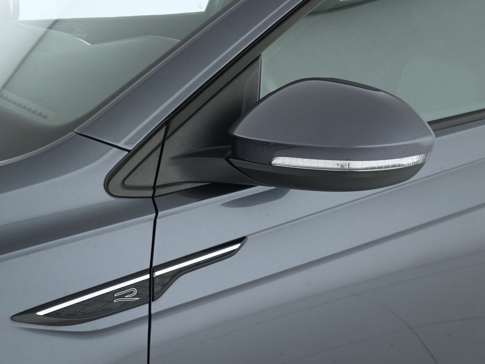 38 - Volkswagen Taigo 1.0 tsi 110cv r-line